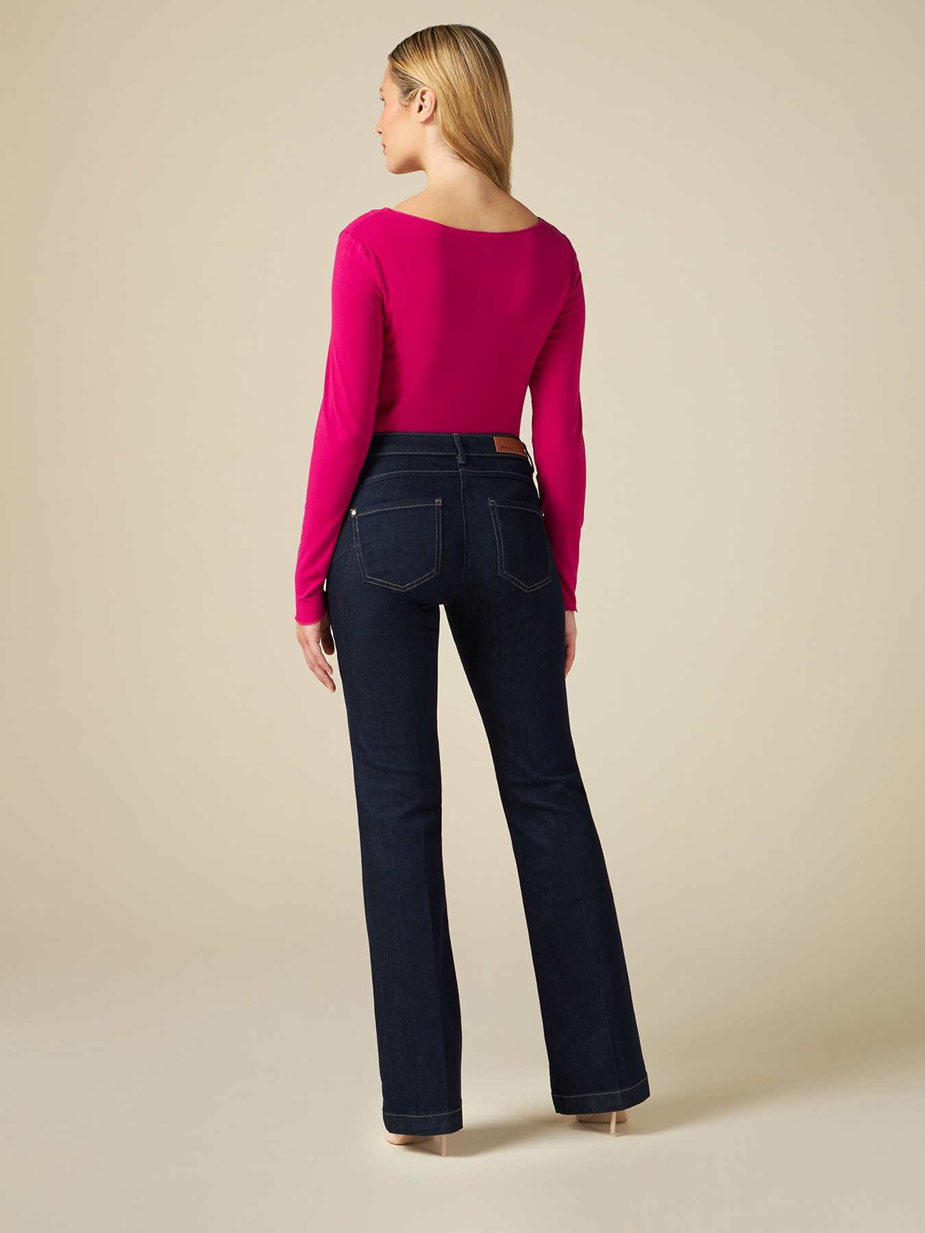 Jeans flared blu rinse con dettagli gioiello image number 1