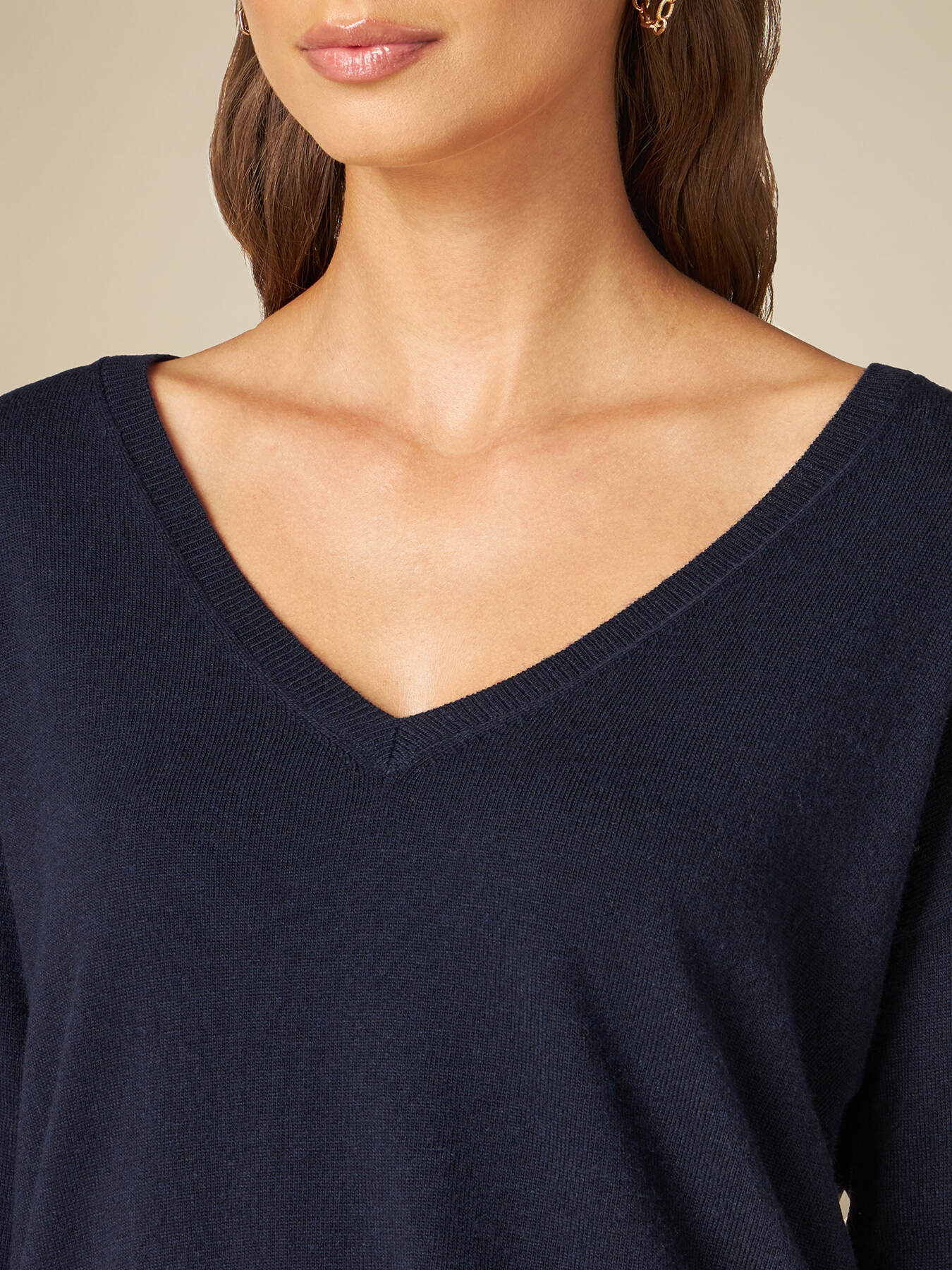 Maglia scollo a V misto cashmere con strass image number 2