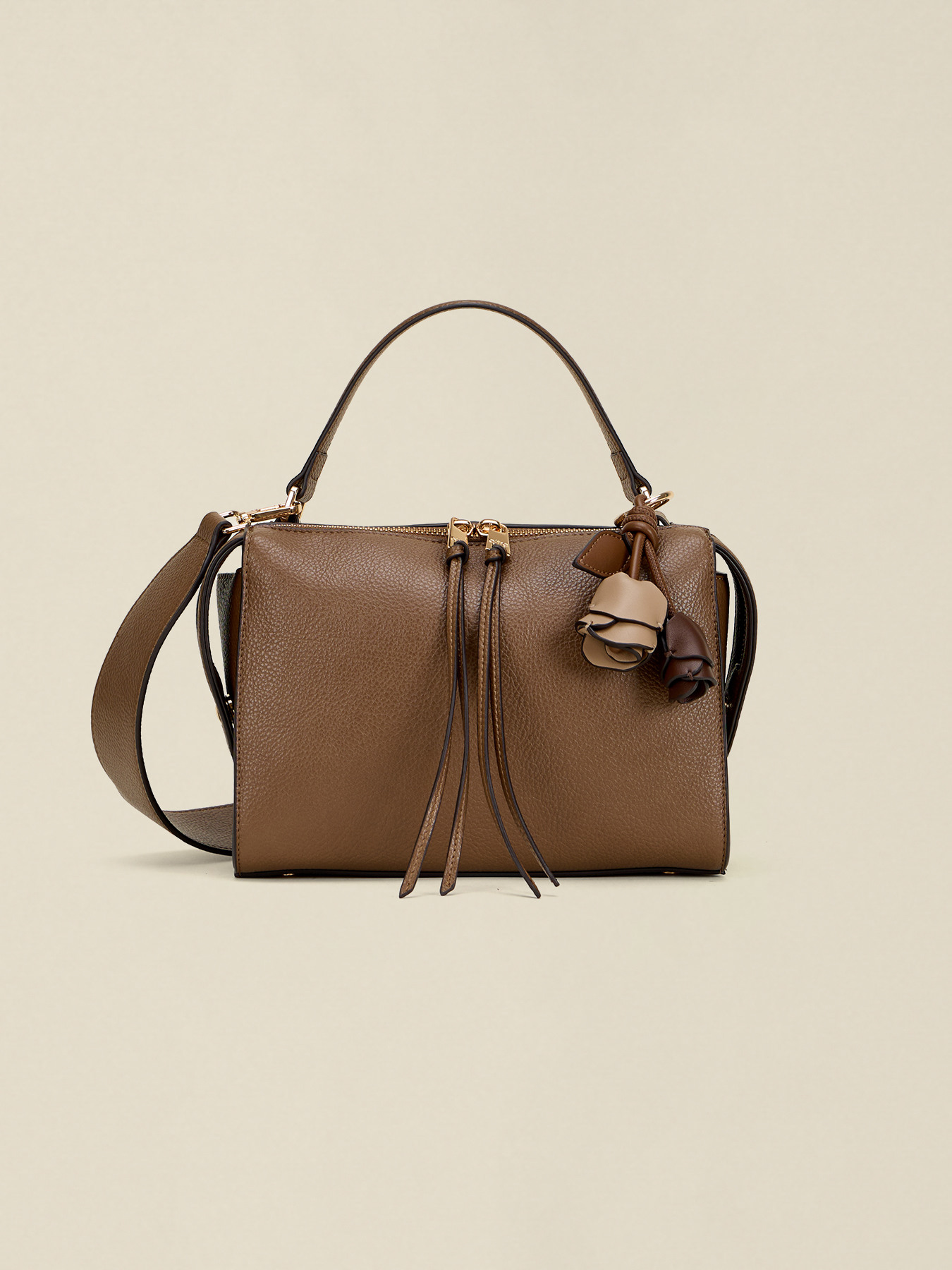 Bauletto con charm floreale e nappine image number 0