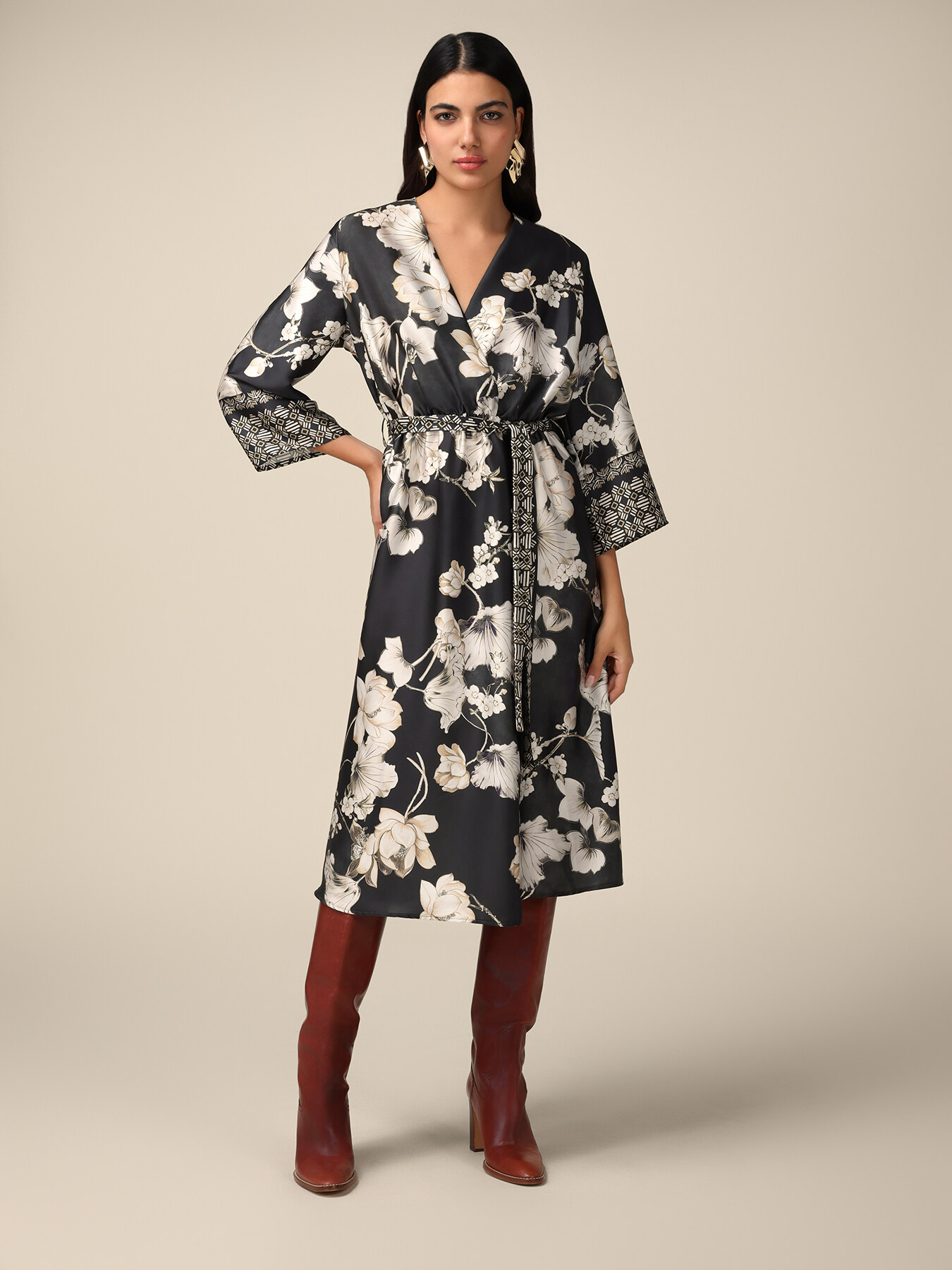 Robe mi-longue en satin &agrave; fleurs image number 0