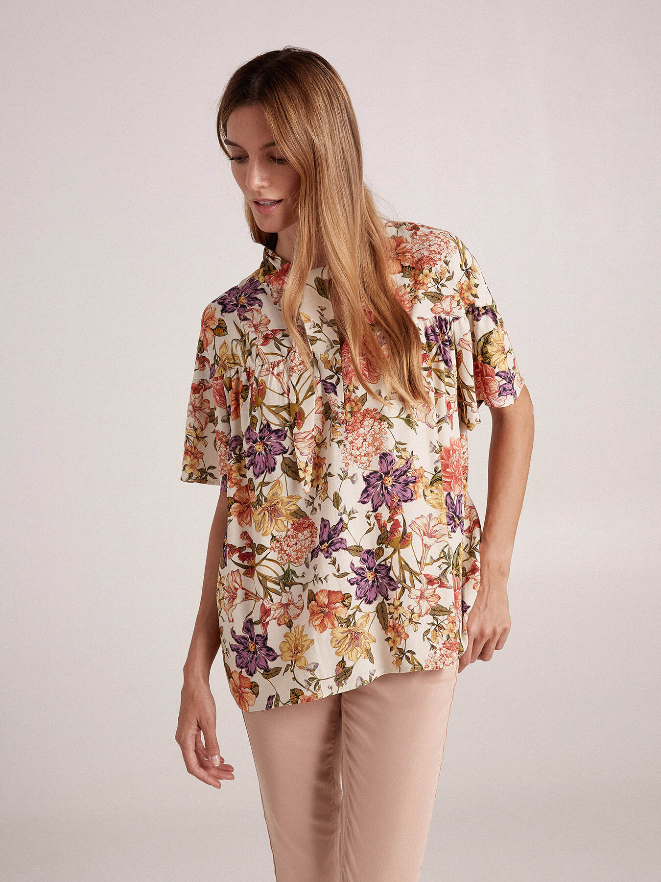 Blusa floreale con maniche corte image number 1