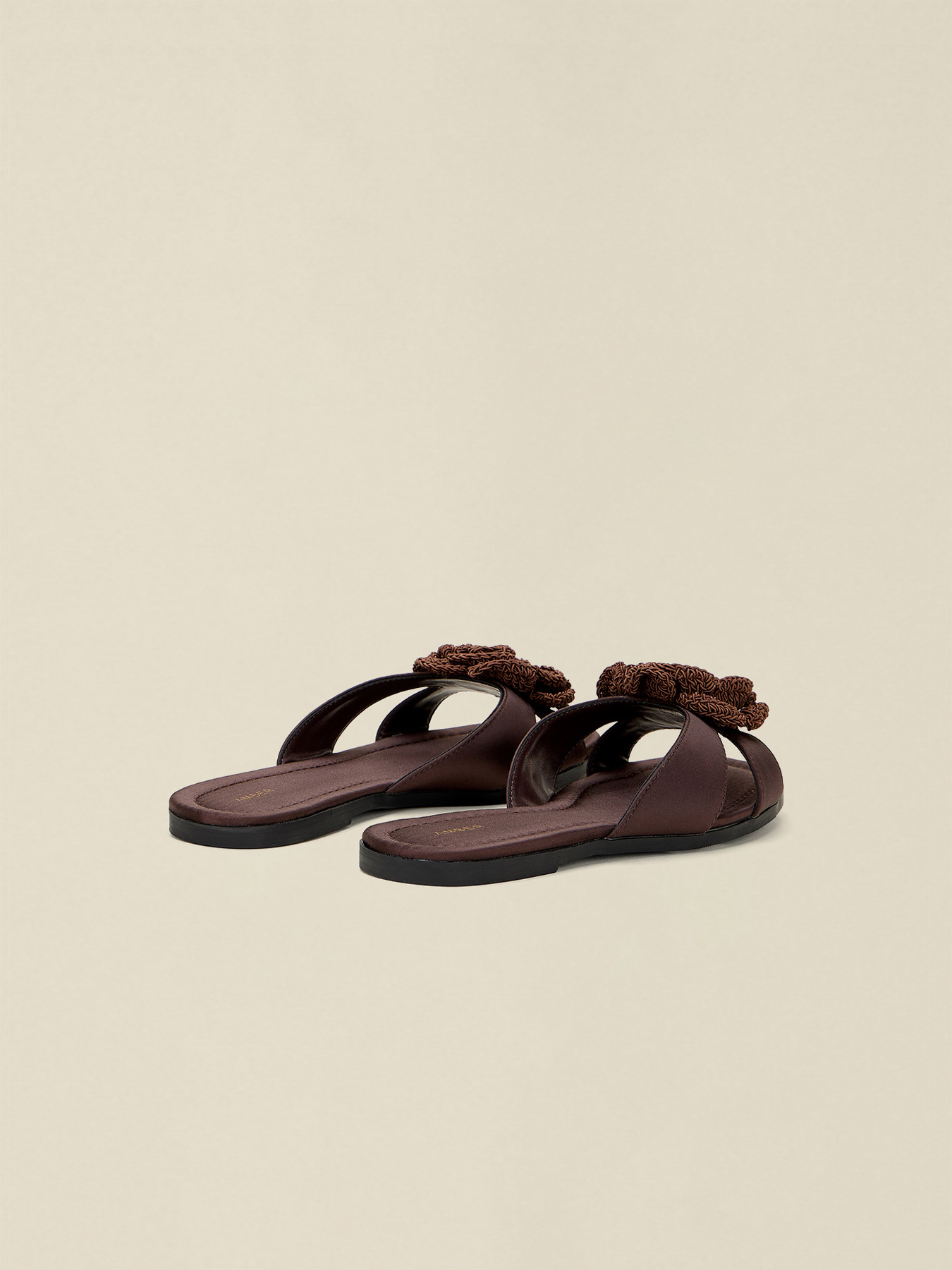 Sandalias planas con flor de crochet image number 3