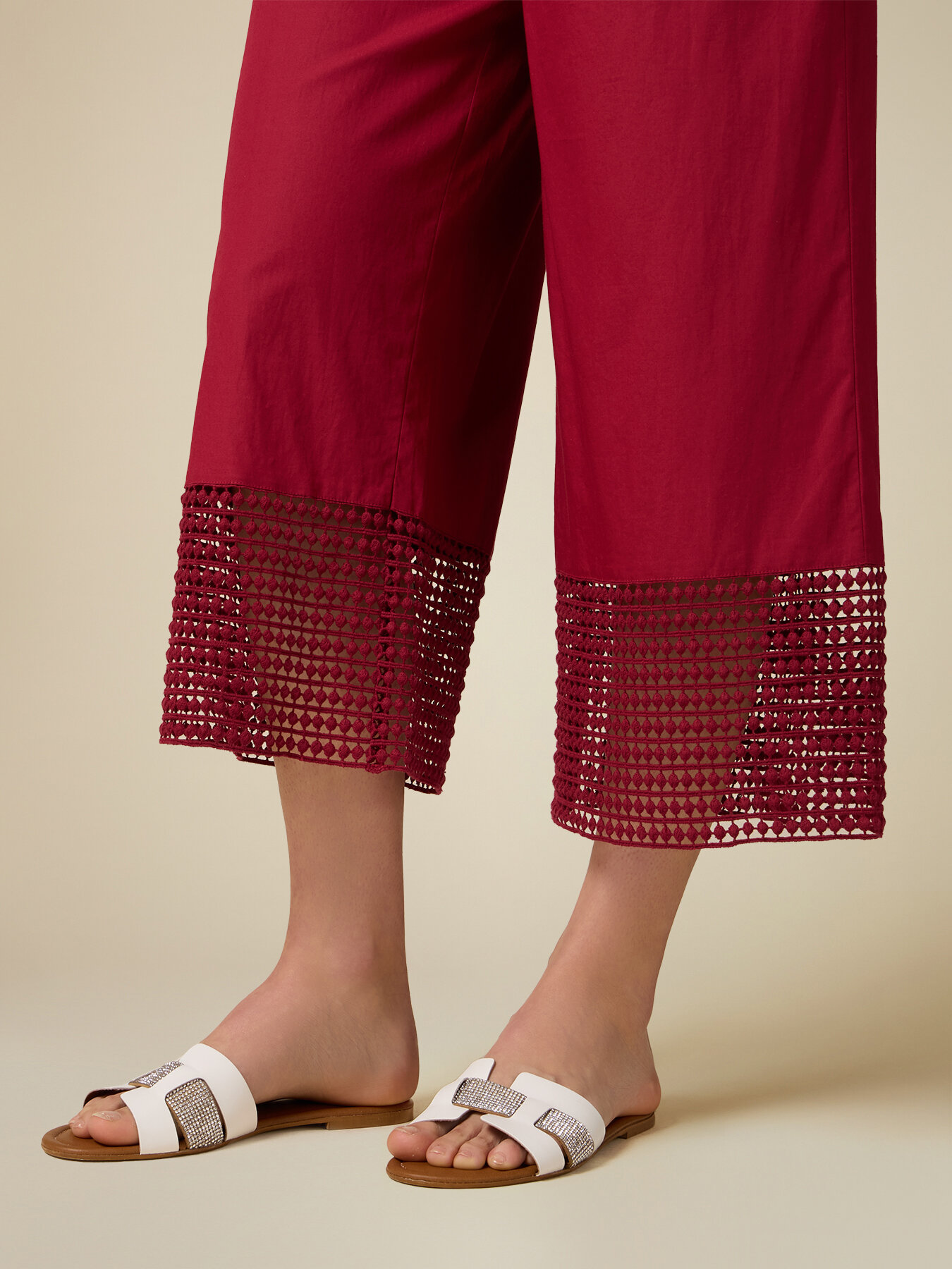 Pantaloni cropped cu inserții de macrameu image number 2