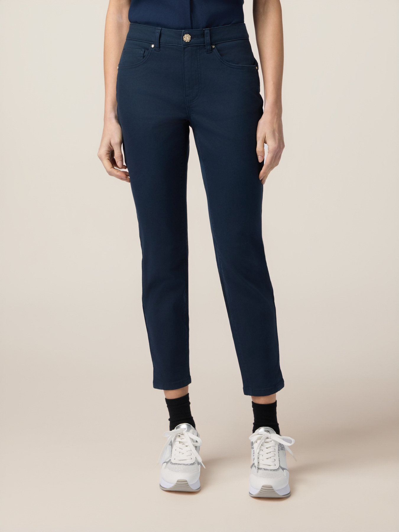 Skinny pants in cotton and Tencel with jewel button image number 3