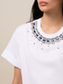 T-shirt con decorazione gioiello image number 2