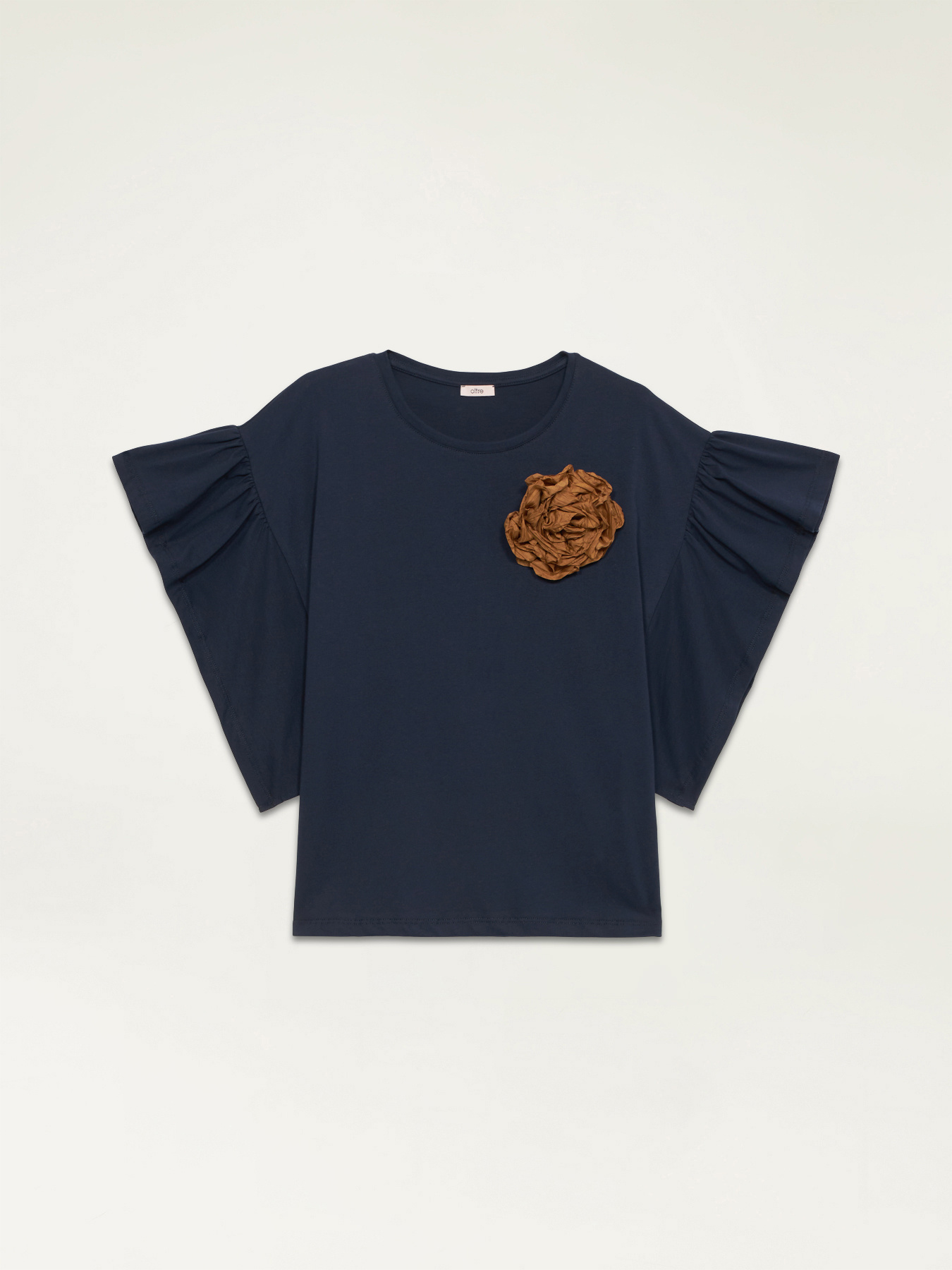 Camiseta con broche en forma de flor image number 3