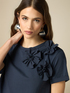 T-shirt con fiori applicati image number 2