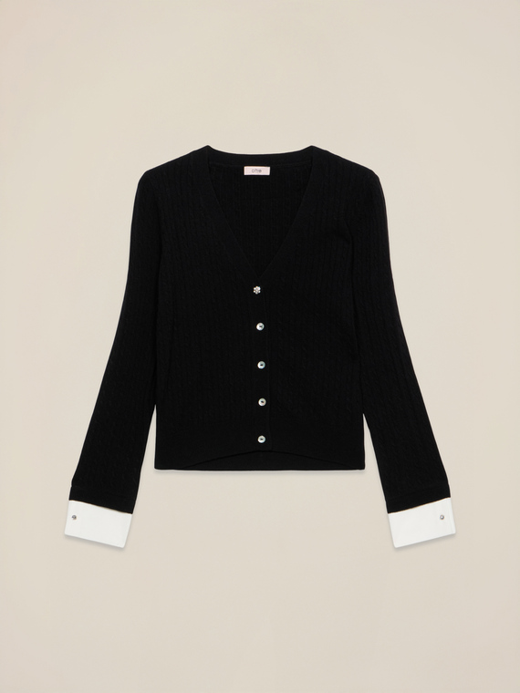 Kurze Strickjacke aus Kaschmirmischung mit Kn&ouml;pfen