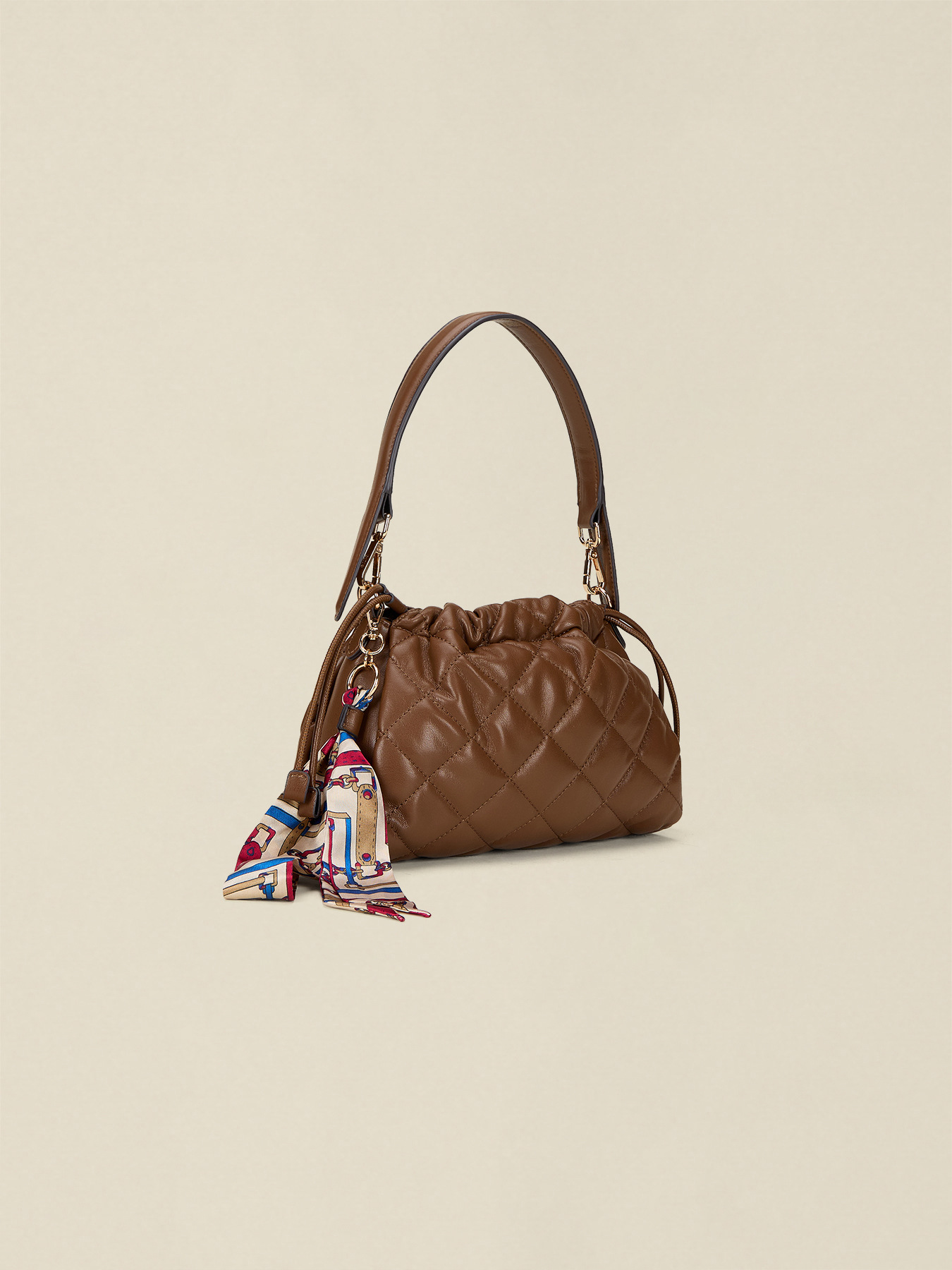 Gesteppte Tasche mit Kordelzug und Charm image number 4