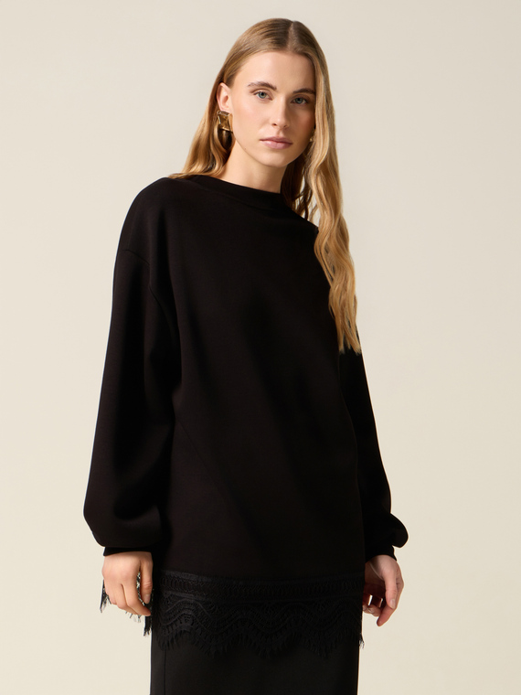 Sweatshirt with lace trim