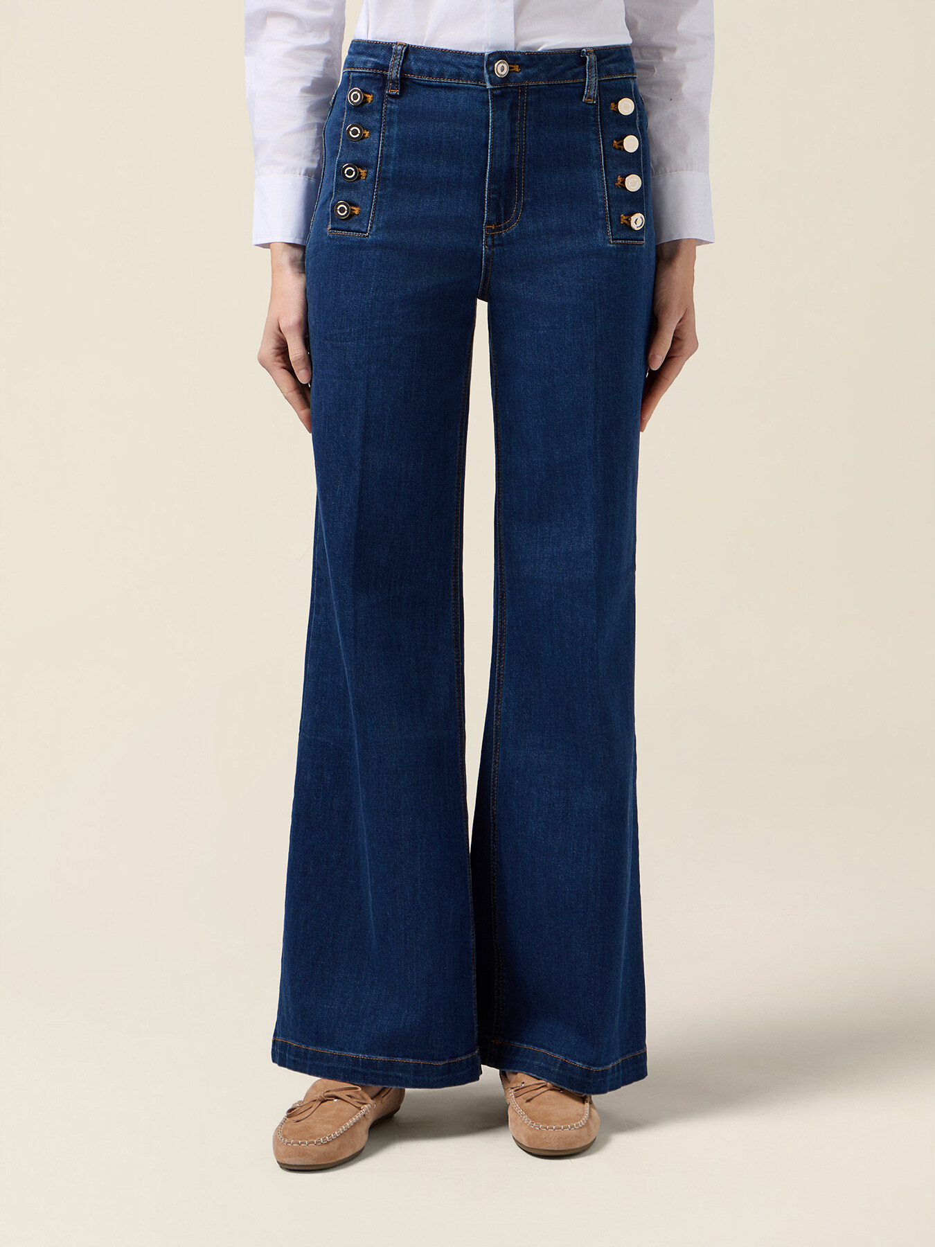 Wide-leg jeans with decorative buttons image number 3