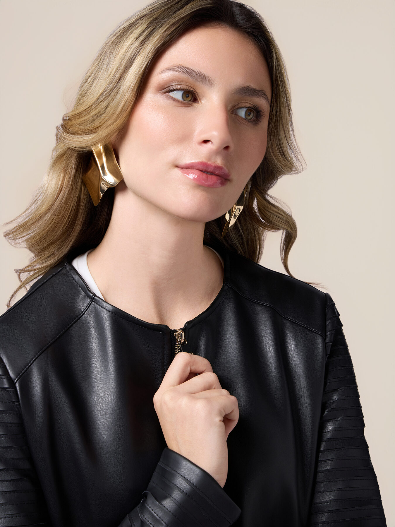 Chaqueta combinada con cortes l&aacute;ser image number 2