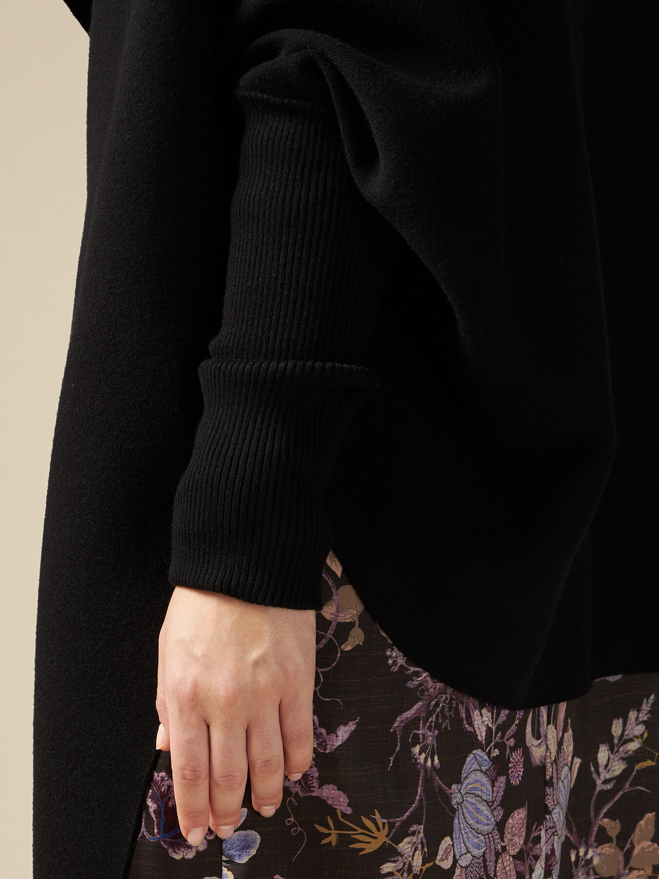 Cape asym&eacute;trique en tricot image number 2