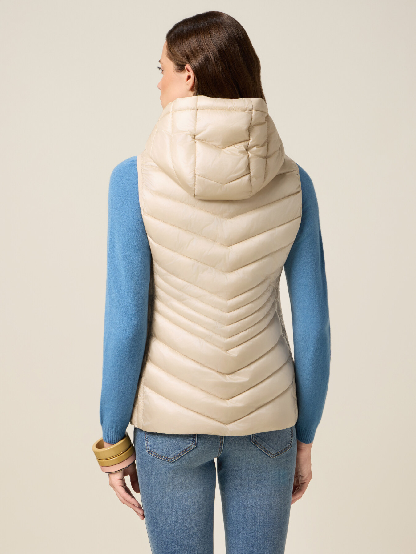 Lightweight sleeveless down jacket with hood image number 1