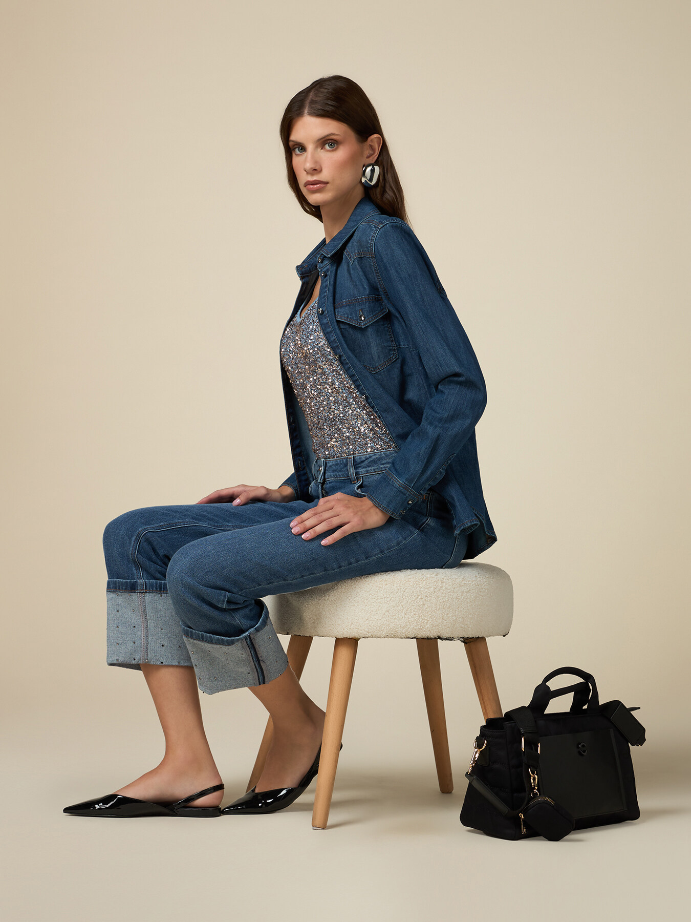 Cropped jeans with hem turn-up and studs image number 0