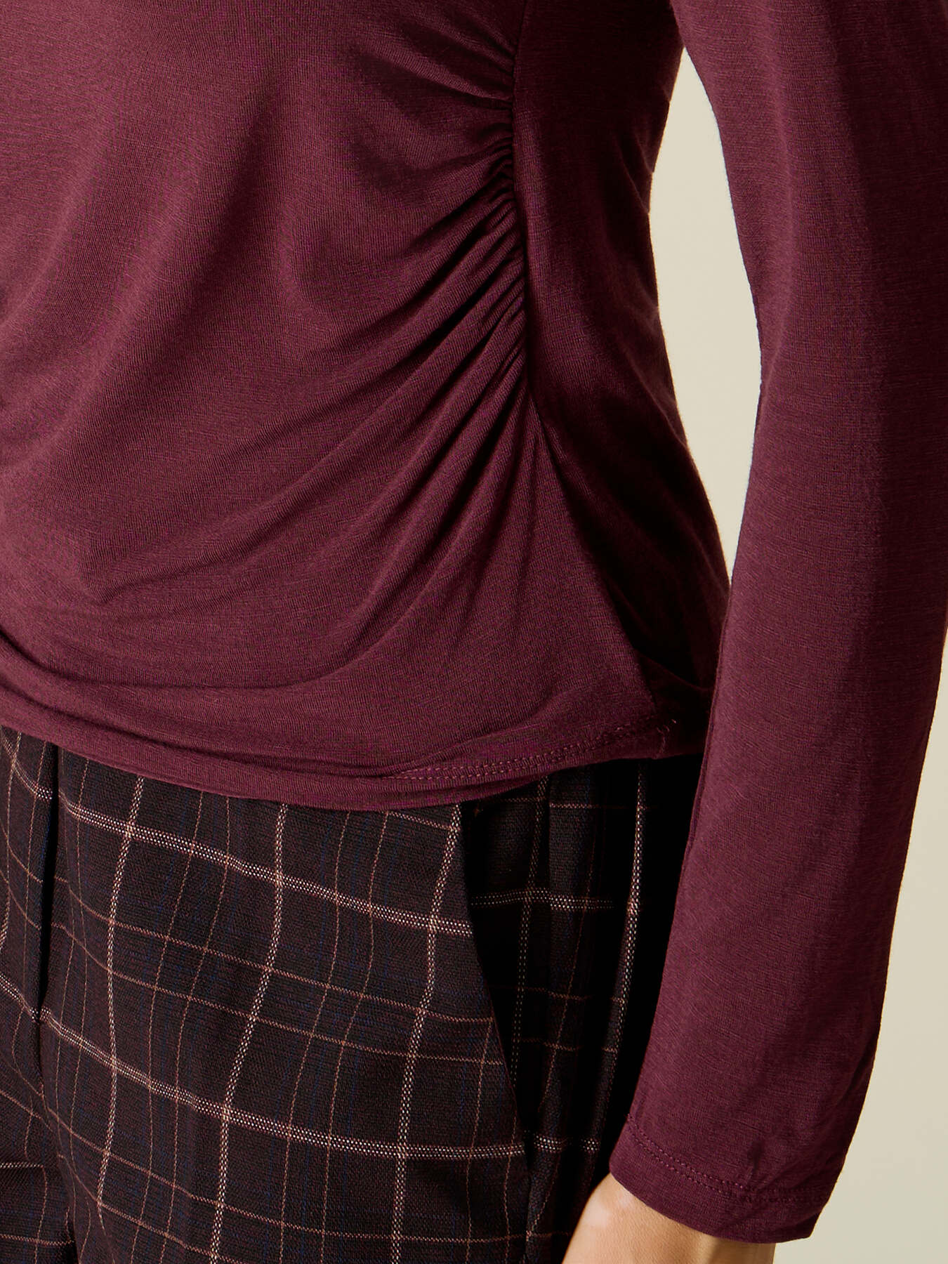 V-neck cashmere blend t-shirt image number 2