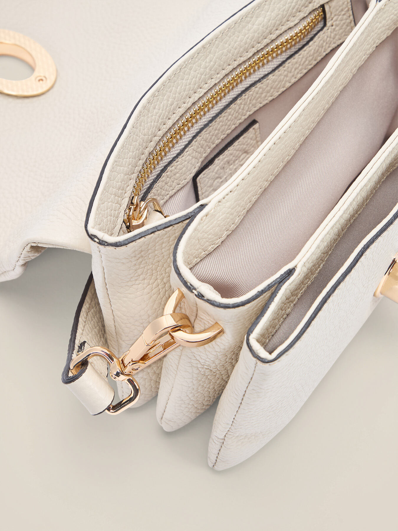 Sac bandouli&egrave;re en cuir v&eacute;ritable image number 5