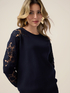Rundhals-Pullover mit Spitzenstickerei image number 2