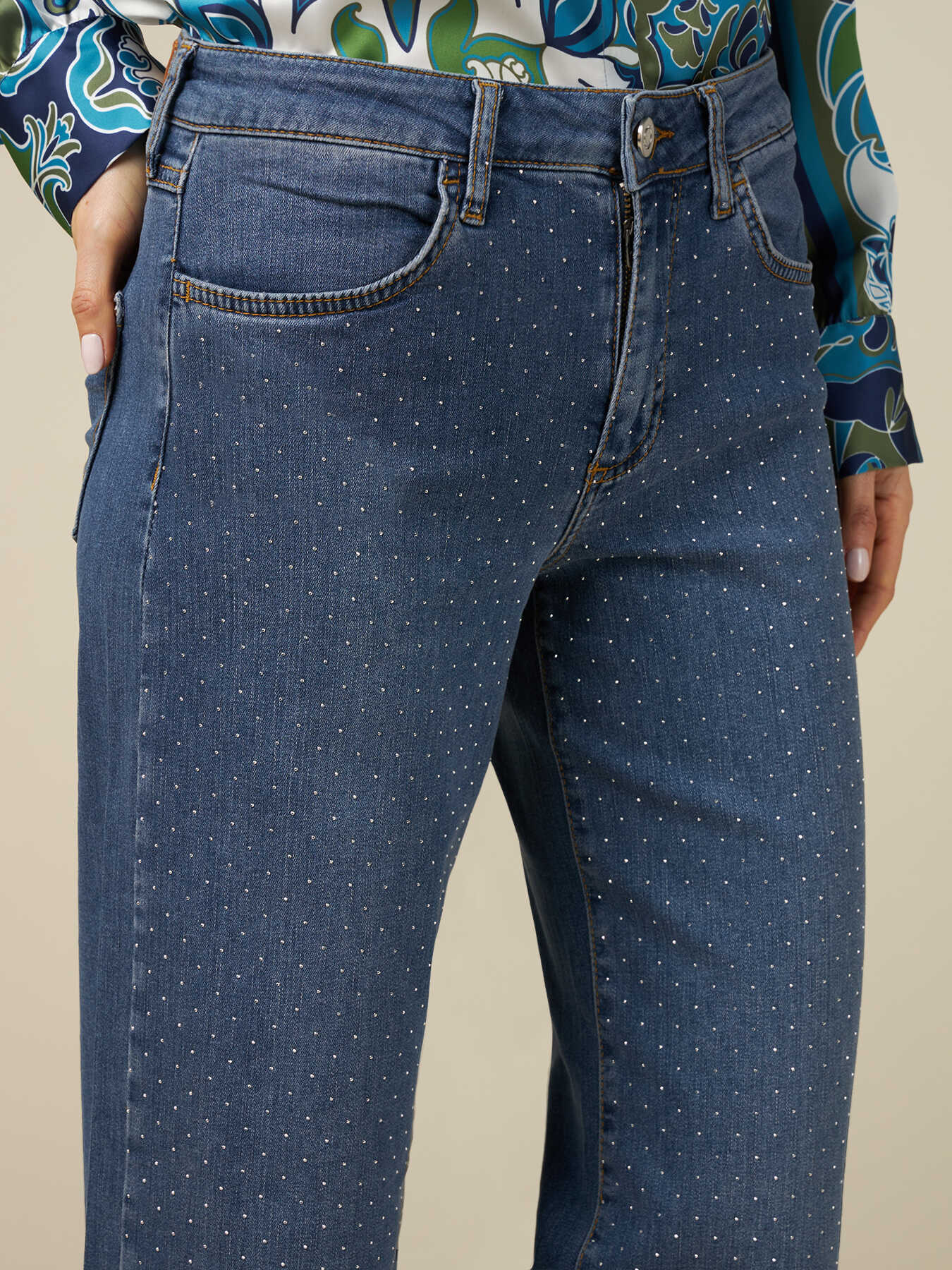 Jeans wide cropped con borchiette image number 2