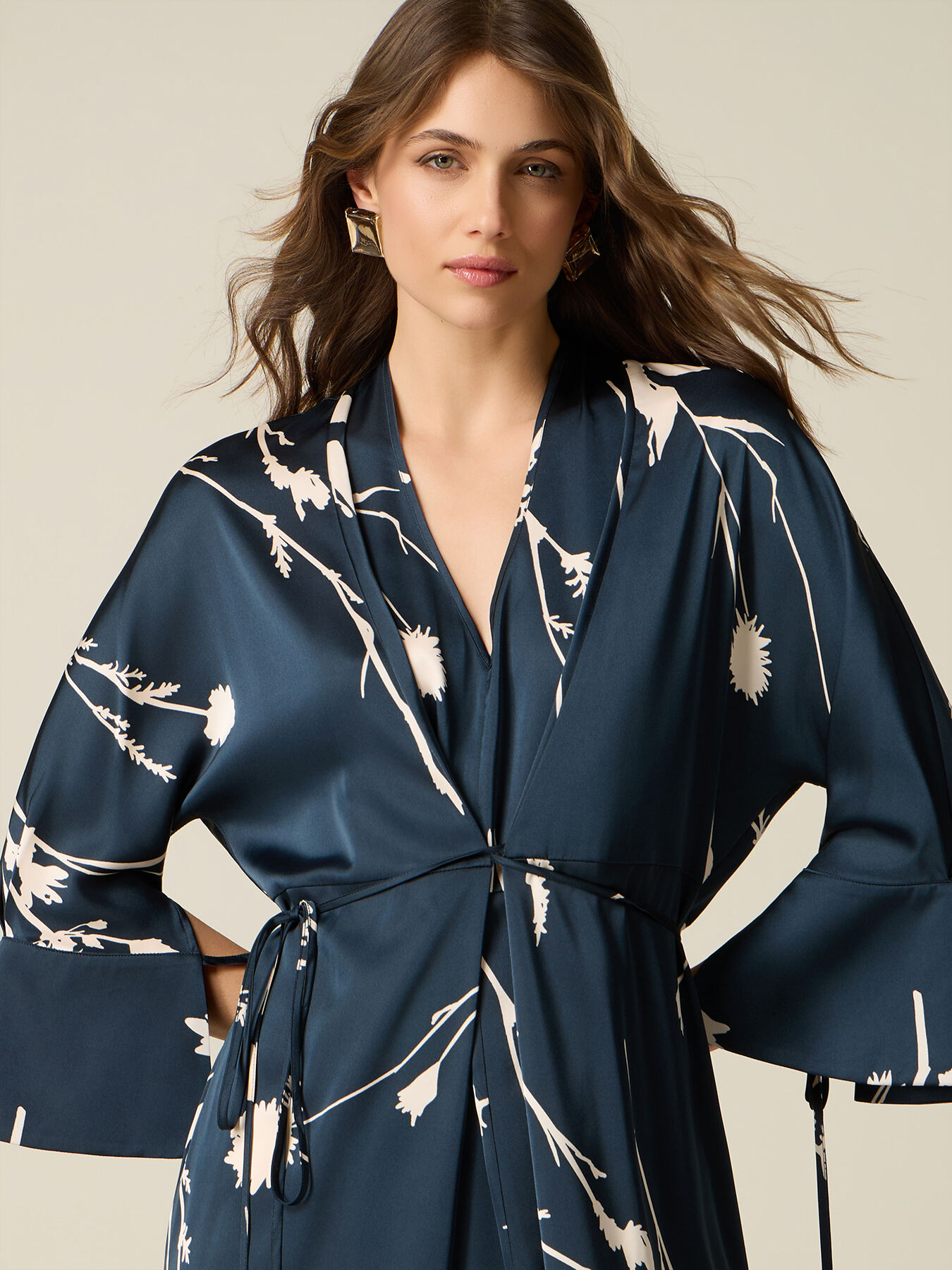 Fantasy satin kimono dress image number 2