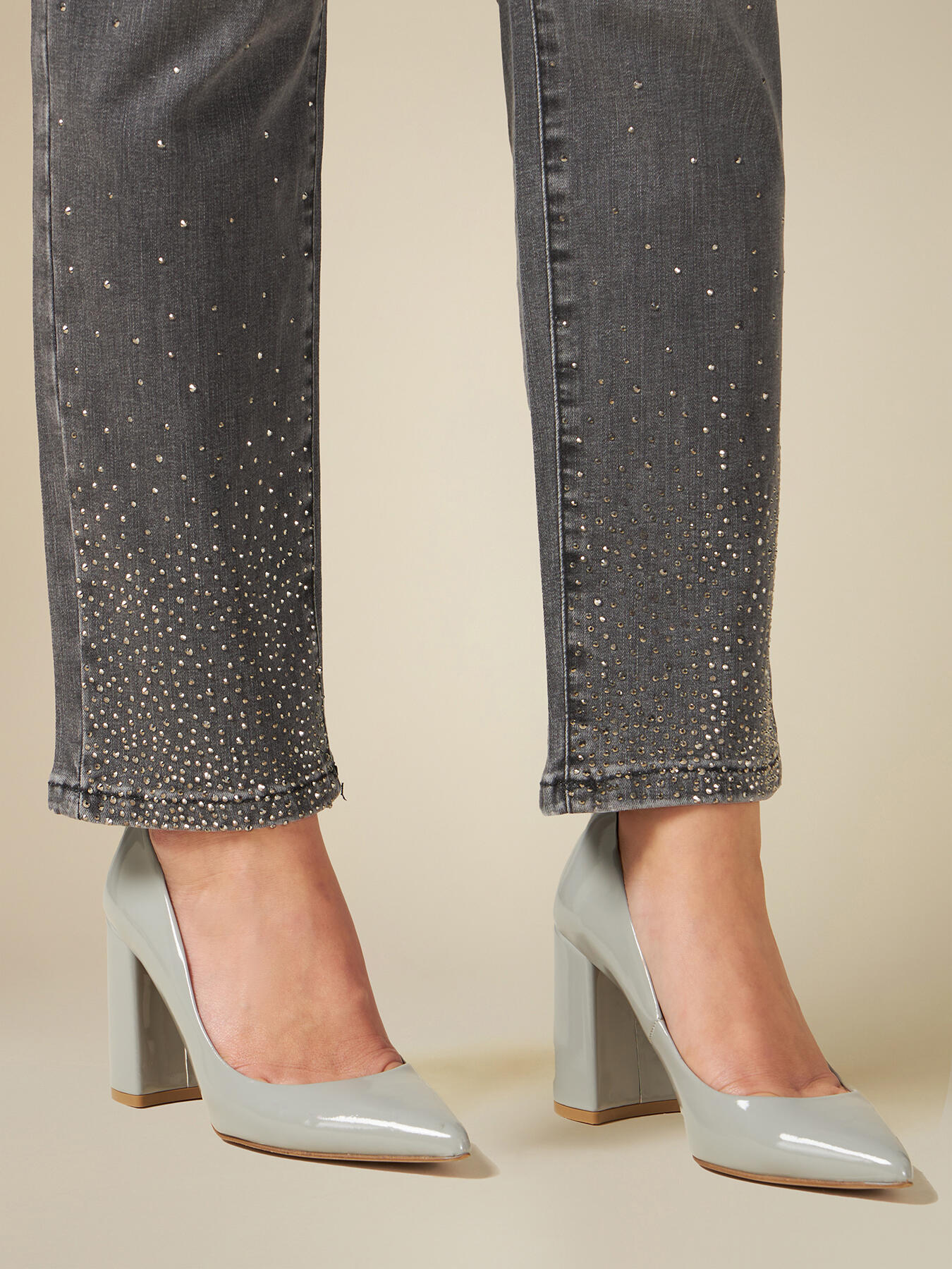 Umweltfreundliche graue Chino-Jeans mit Nieten image number 2