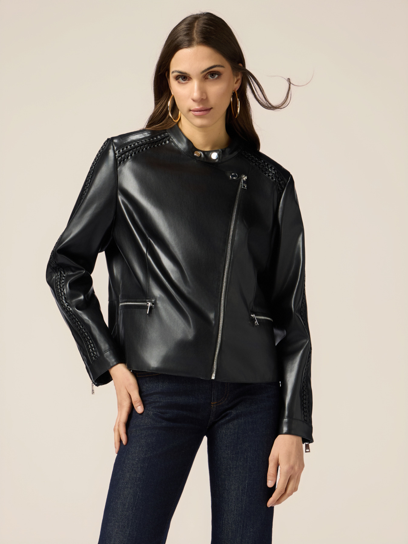 Chaqueta de cuero estilo biker con detalles trenzados image number 0
