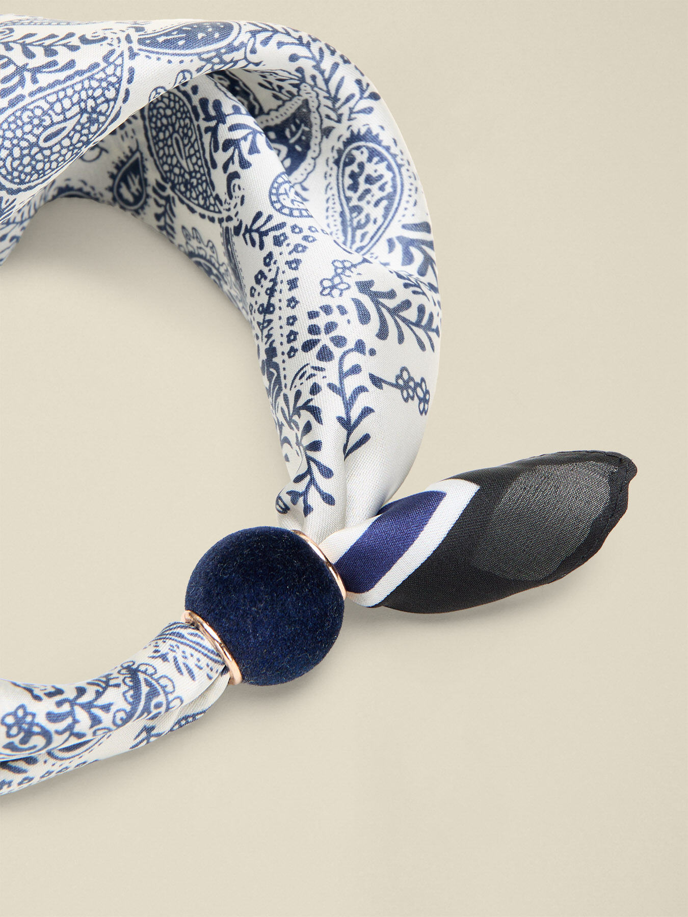 Foulard fantaisie avec fermeture rigide image number 2