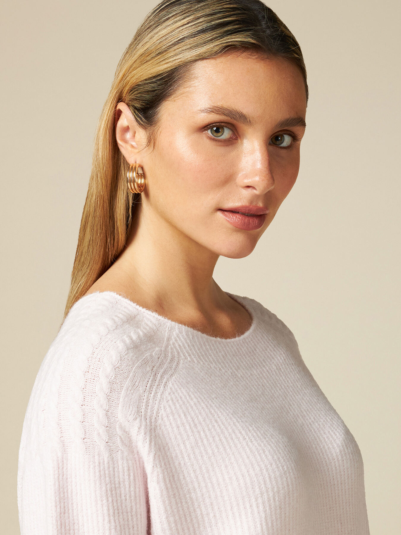 Seamless sweater with cable pattern detail image number 2