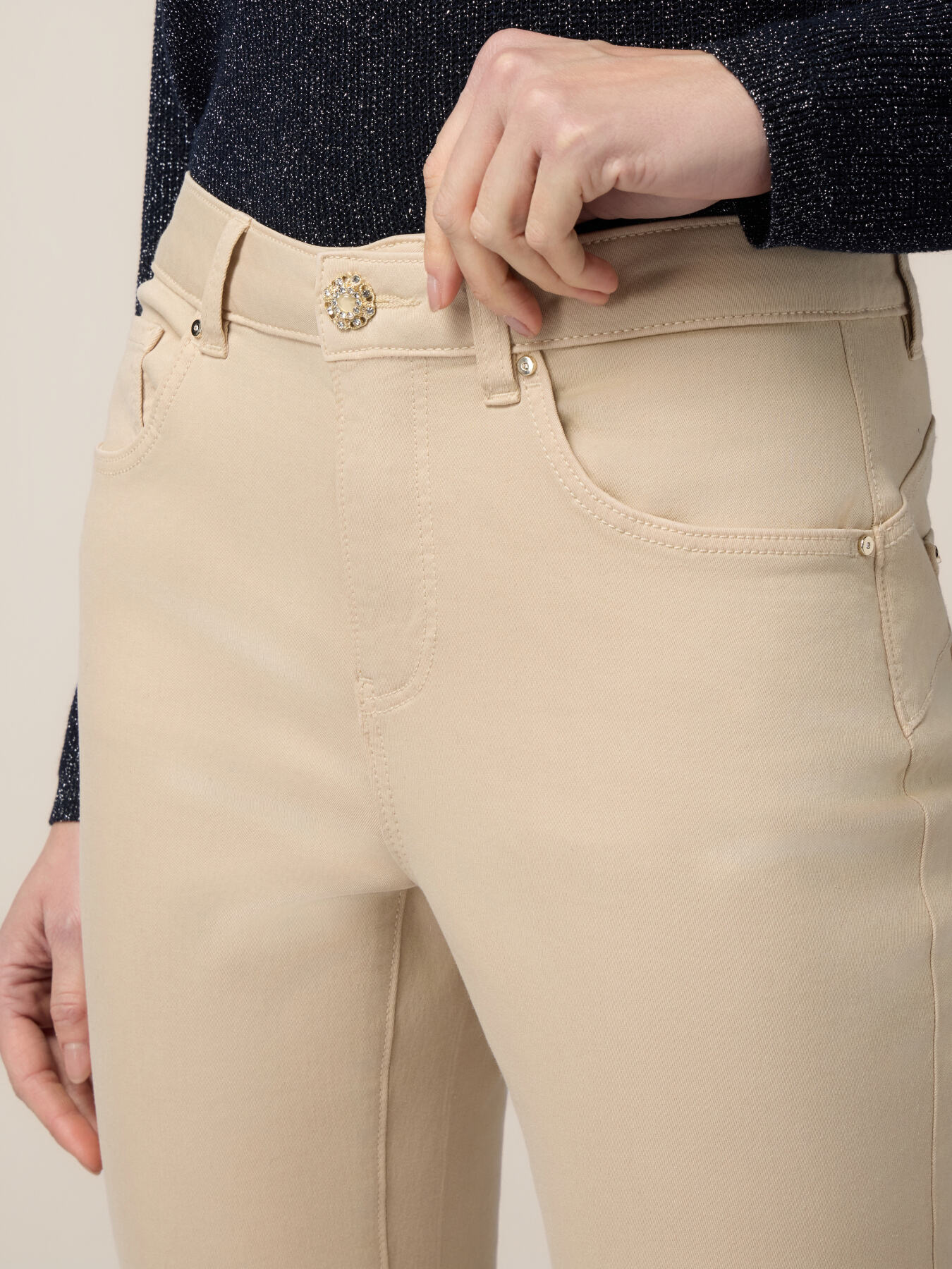 Pantaloni skinny din bumbac și tencel cu nasture bijuterie image number 2