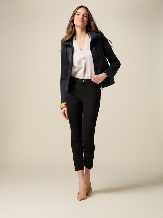 Pantaloni skinny con catena metallica