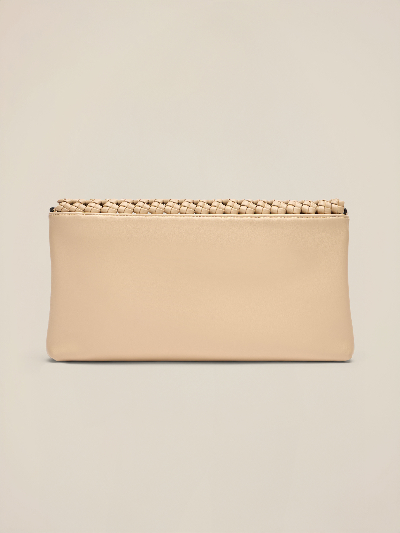 Clutch trenzado con detalle met&aacute;lico image number 2