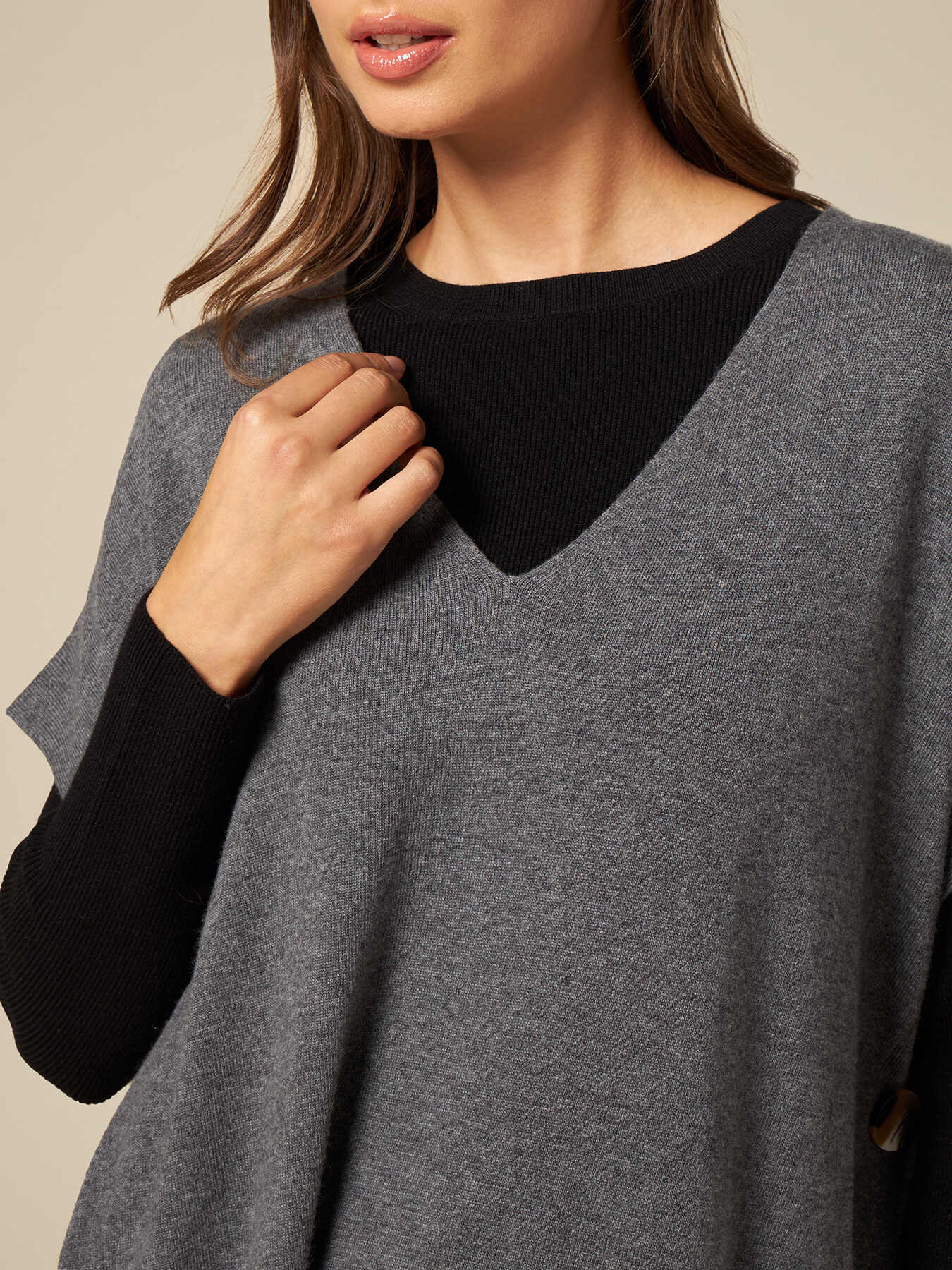Maglia misto cashmere effetto poncho image number 3