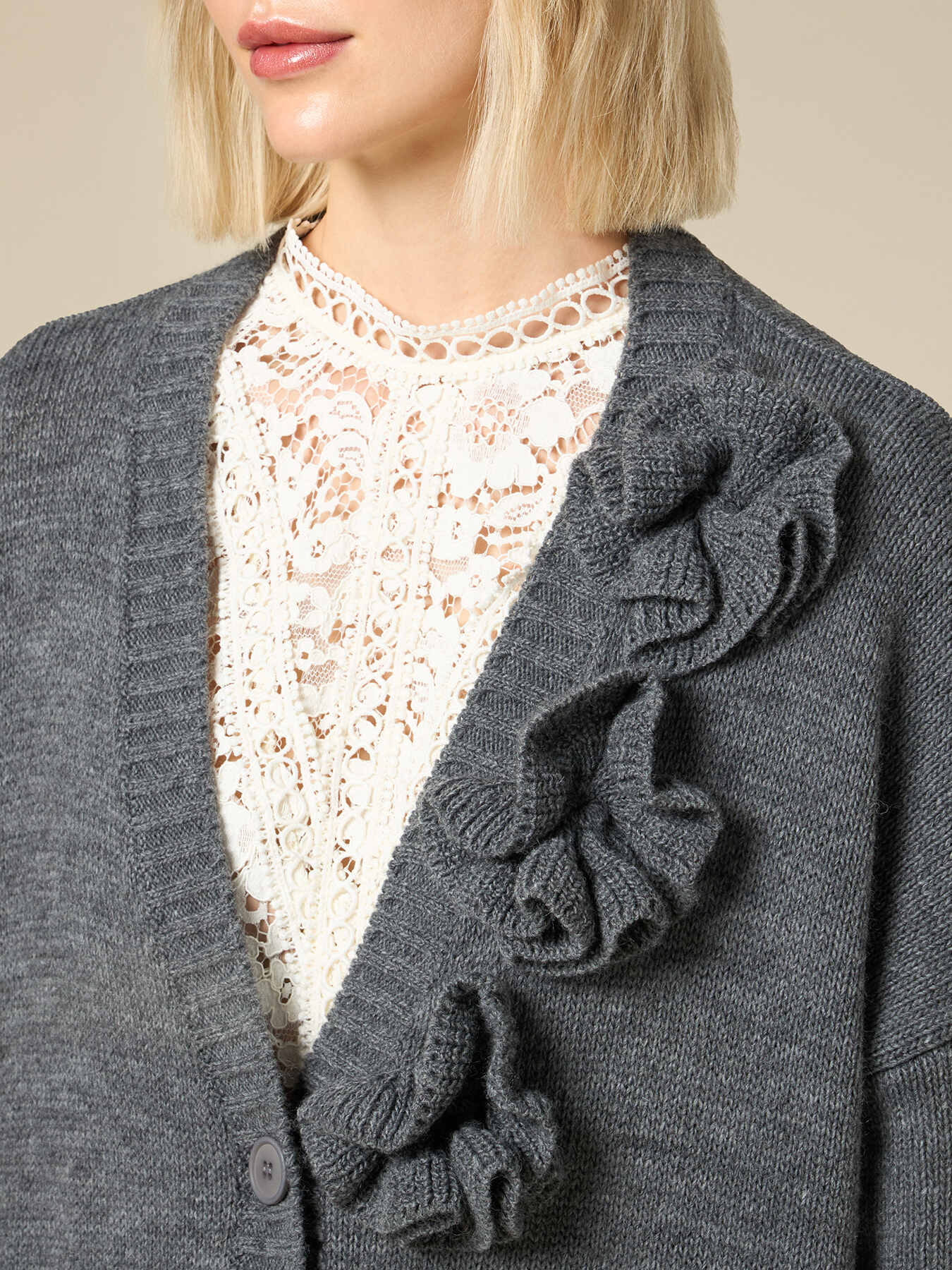 Cardigan large avec fleurs en tricot image number 2