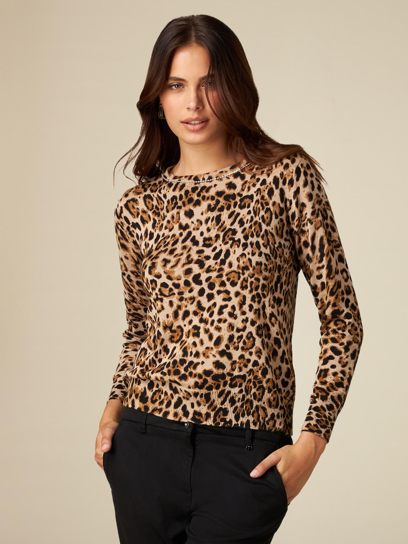 Pull &agrave; motif animalier avec une cha&icirc;ne bijou image number 0