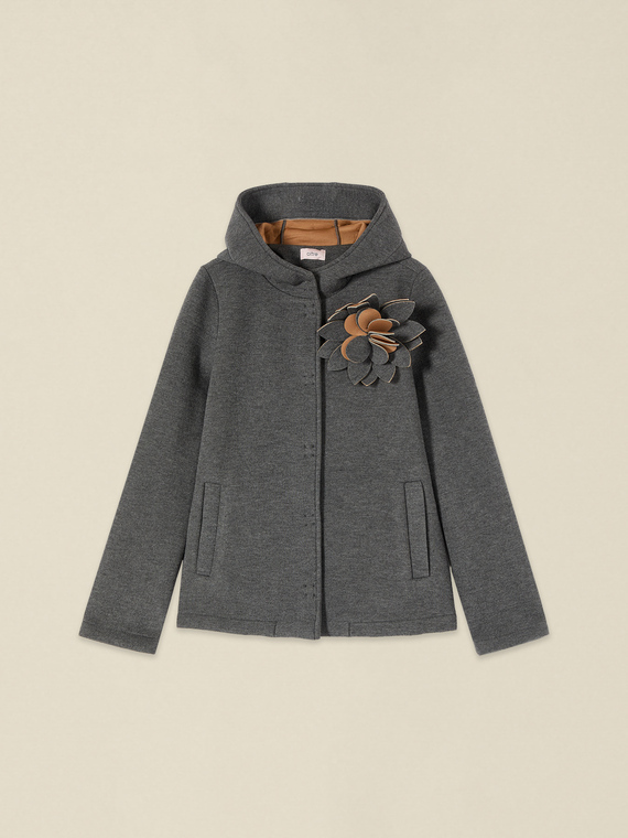 Steppjacke aus Scuba-Stoff mit Blumenbrosche