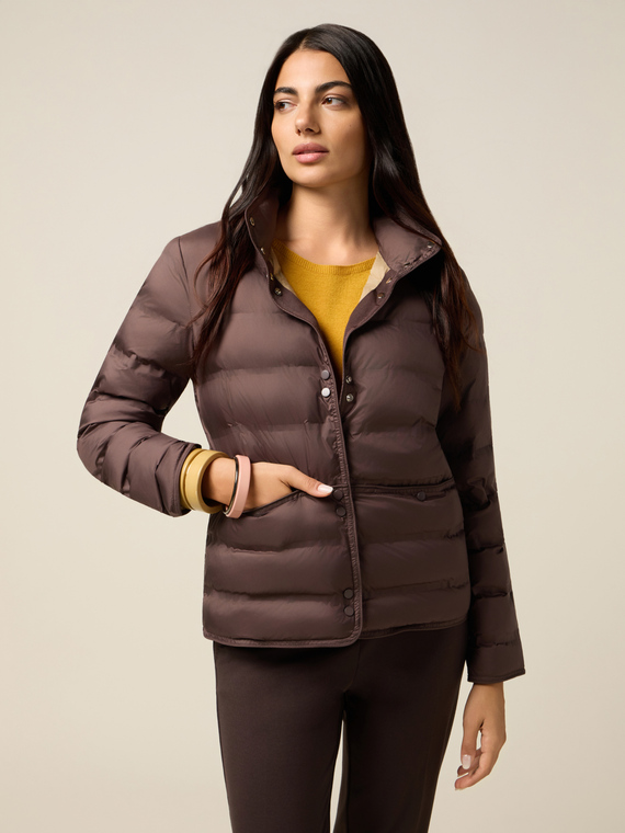 Plum&iacute;fero de nailon con cuello alto