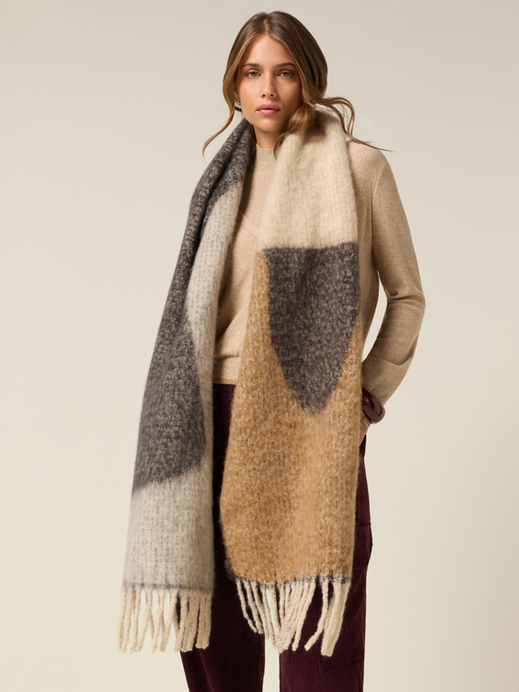 Maxi scarf with fringes