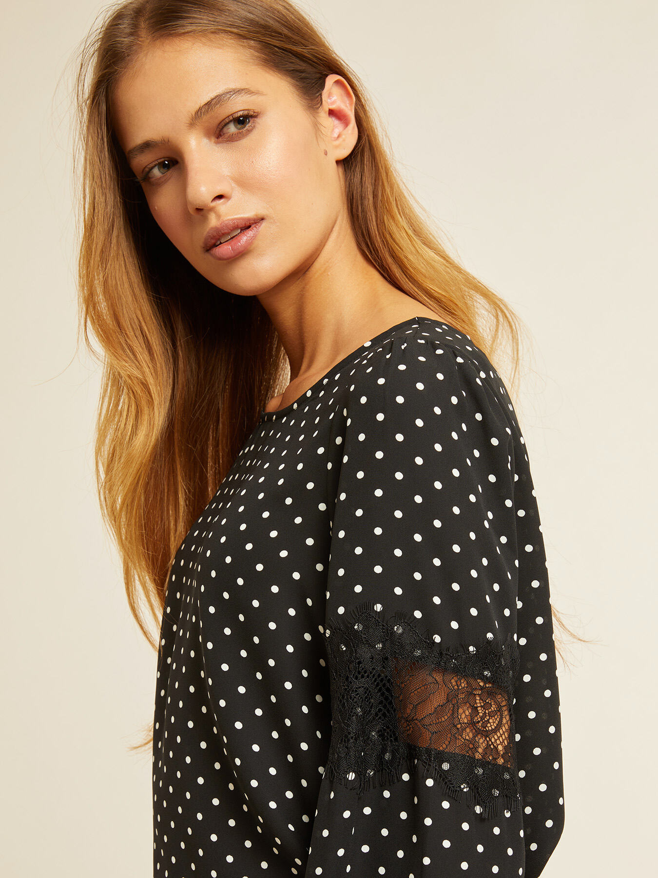 Blusa a pois con inserti in pizzo image number 0