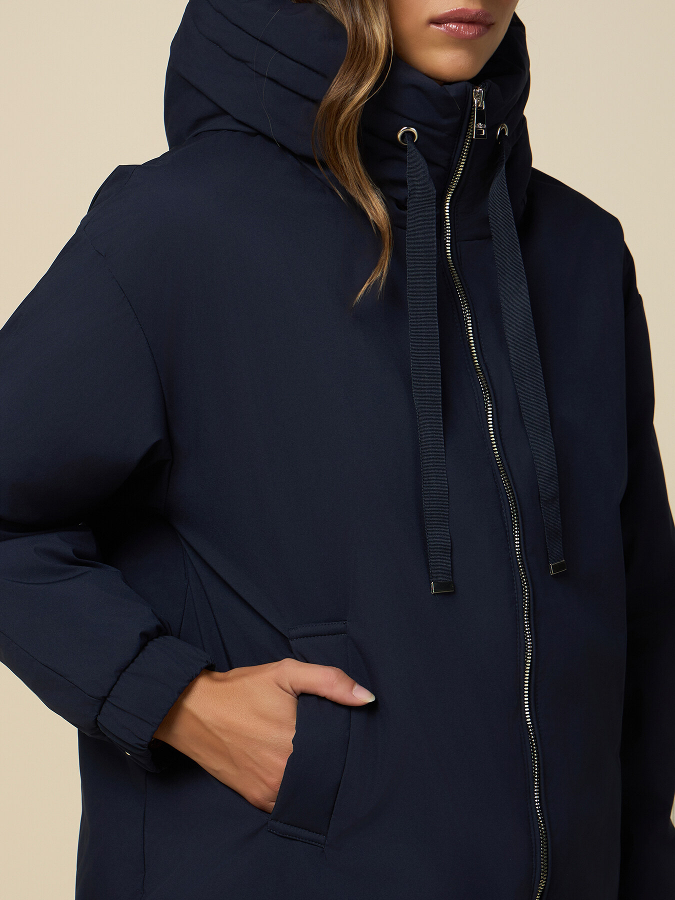 Glatte Daunenjacke mit Kapuze image number 2