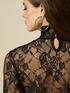 Jersey con cuello de cisne de encaje transparente image number 2