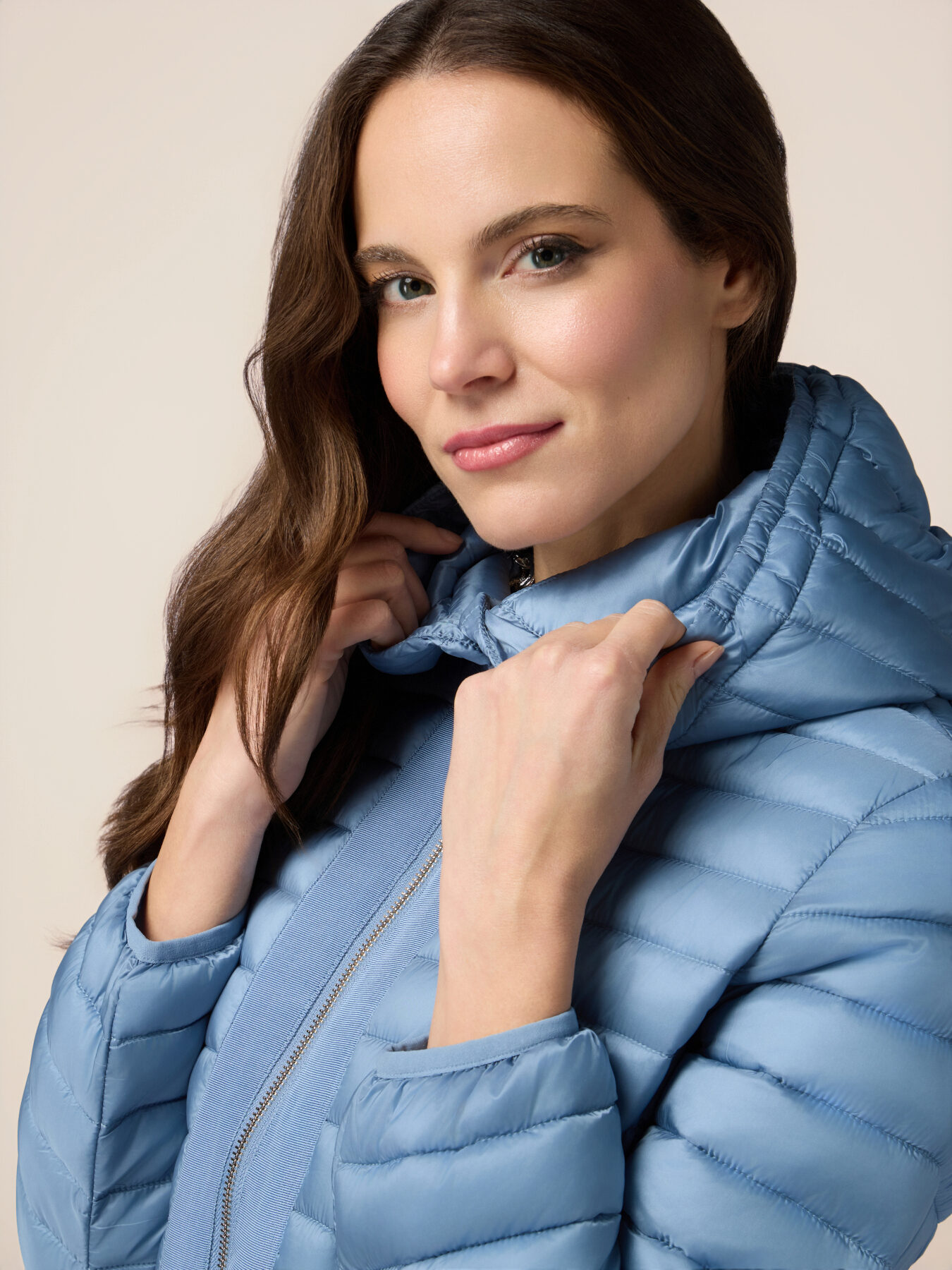 Piumino lightweight con cappuccio staccabile image number 2