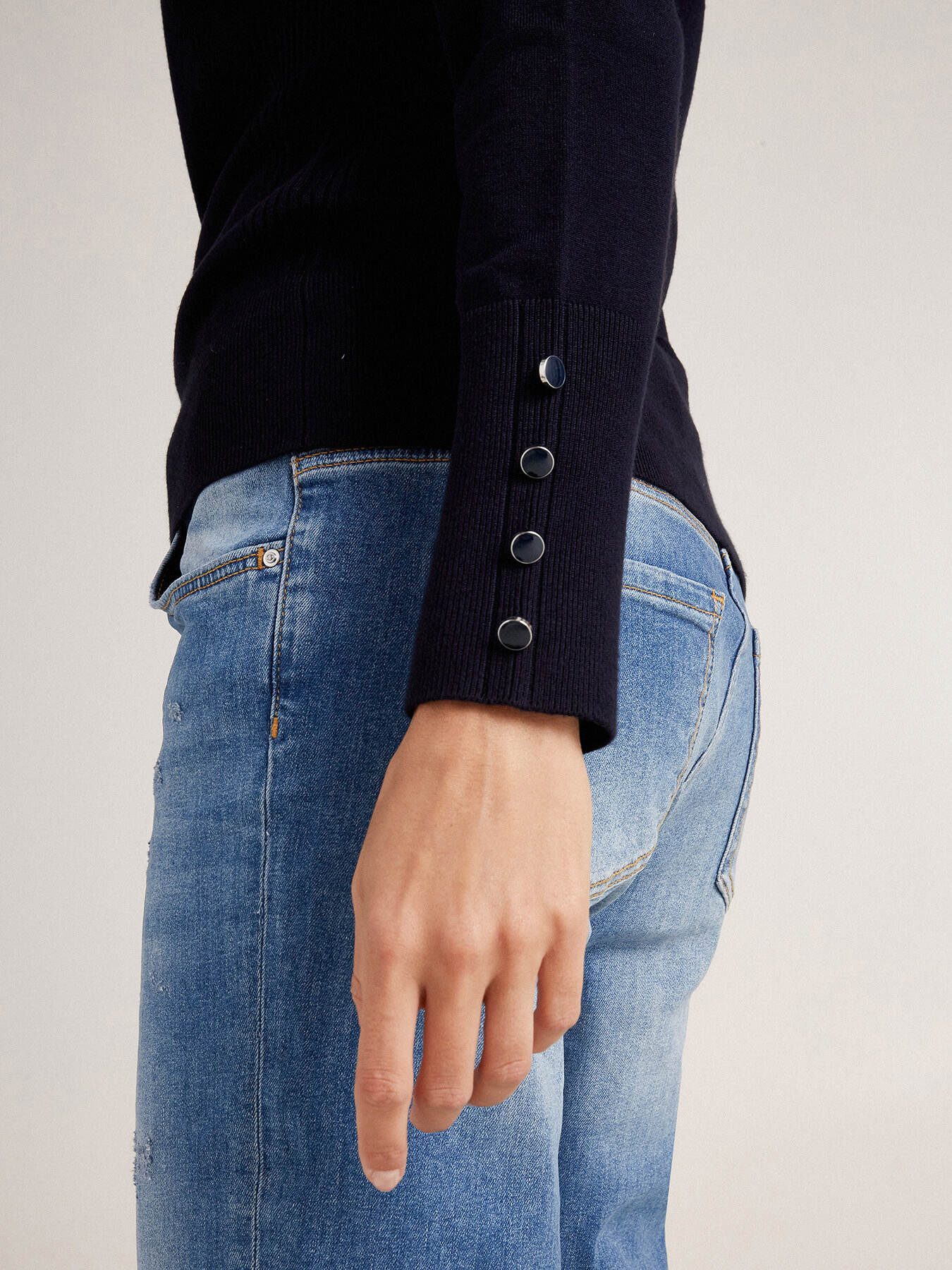 Pull basic avec boutons &eacute;maill&eacute;s image number 2