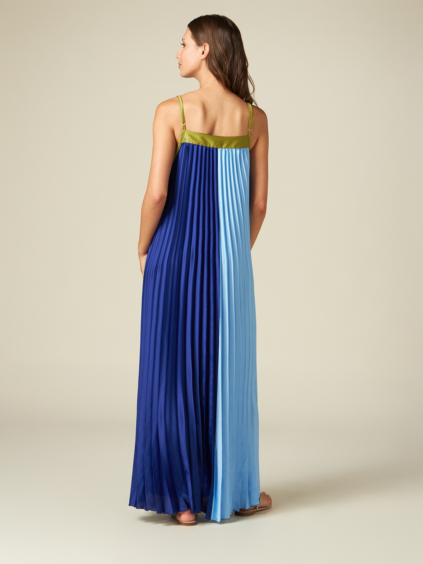 Vestito lungo pliss&eacute; con spilla image number 1