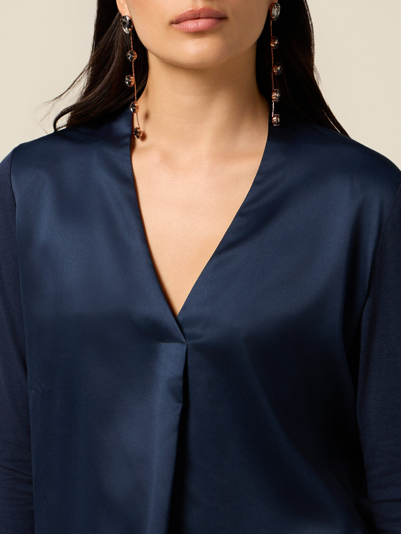 T-shirt bimaterica con scollo a V image number 2