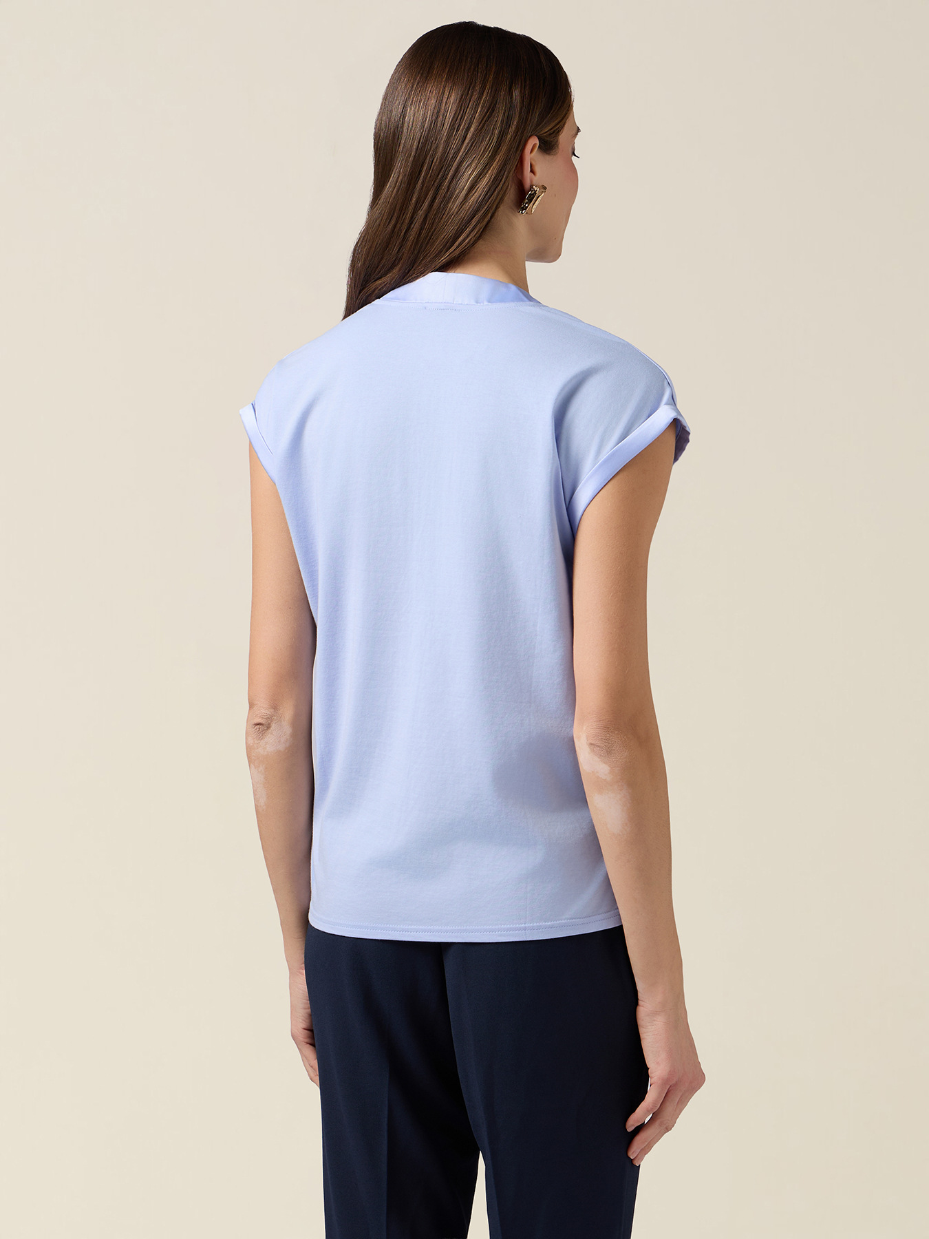Zweistoff-T-Shirt mit V-Ausschnitt image number 1