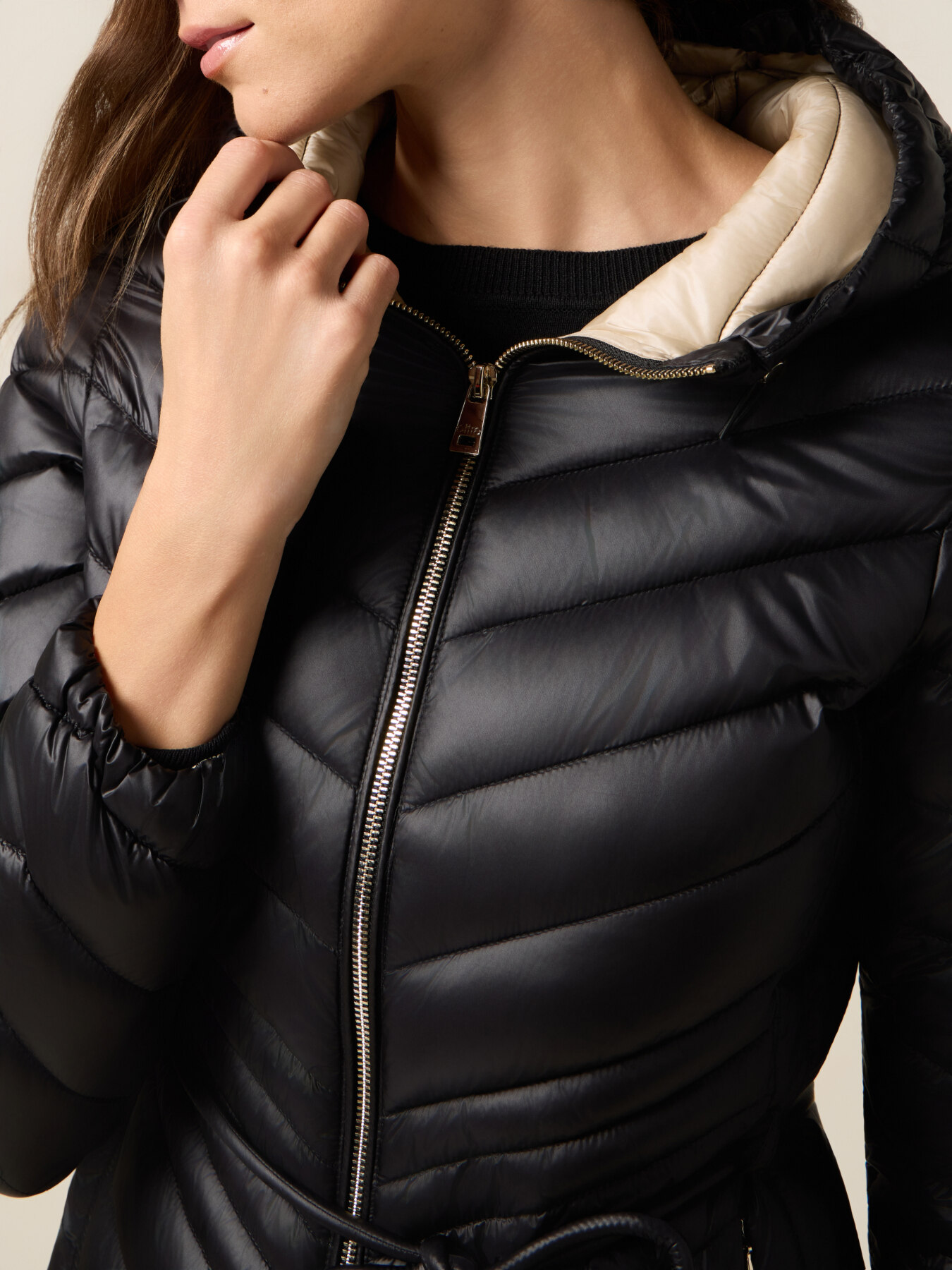 Mittellange Daunenjacke mit Kapuze und G&uuml;rtel image number 2
