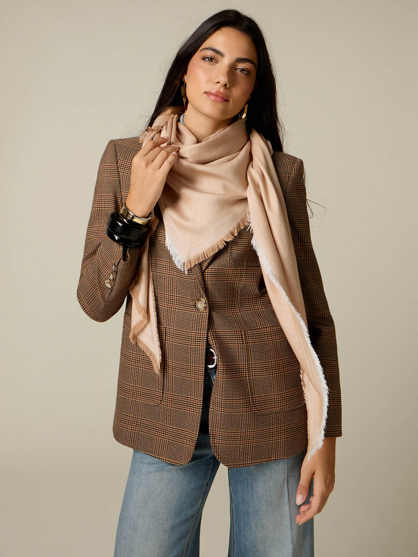 Triangular scarf with fringe image number 0