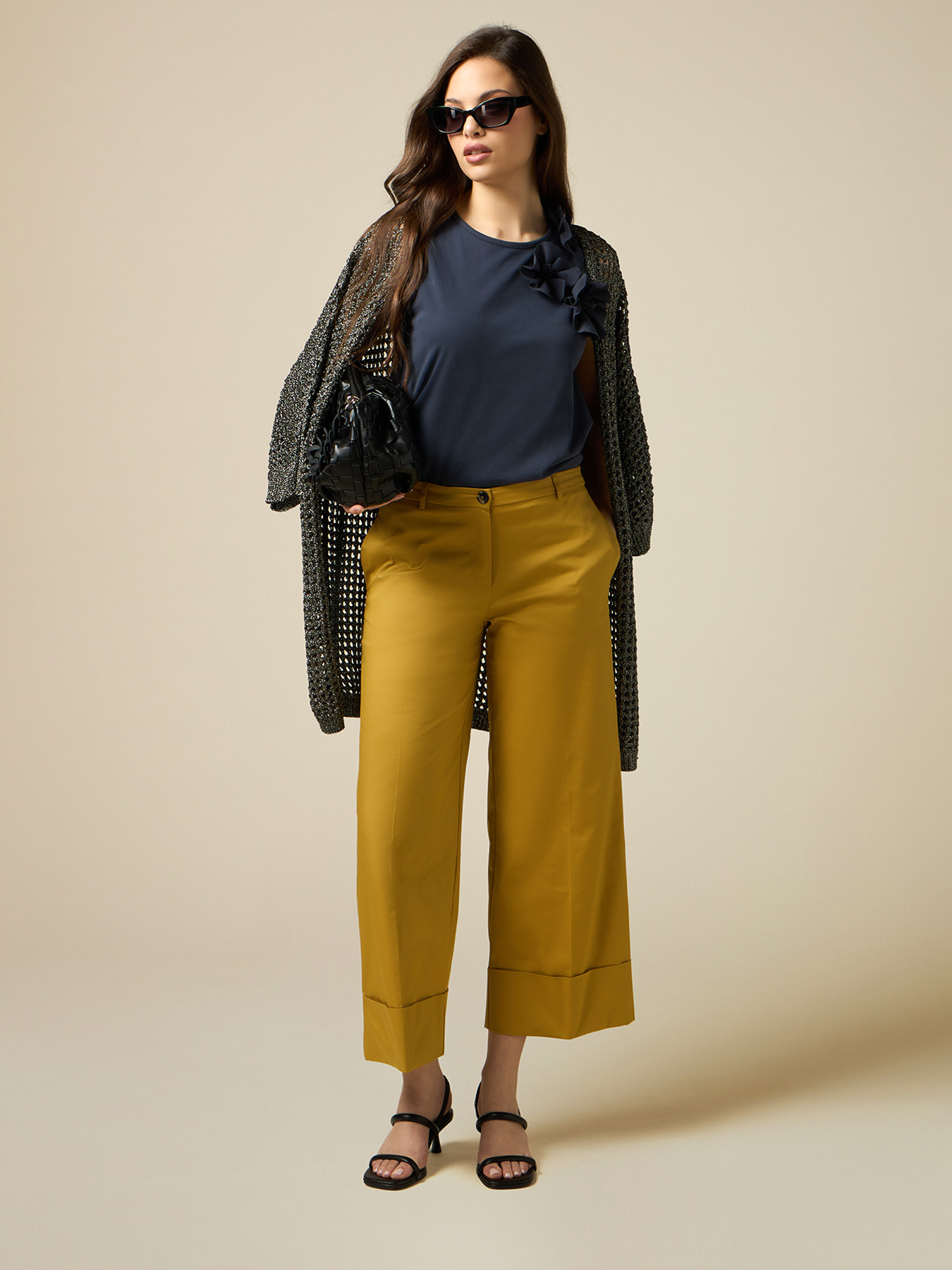 Pantal&oacute;n cropped con doblez image number 0