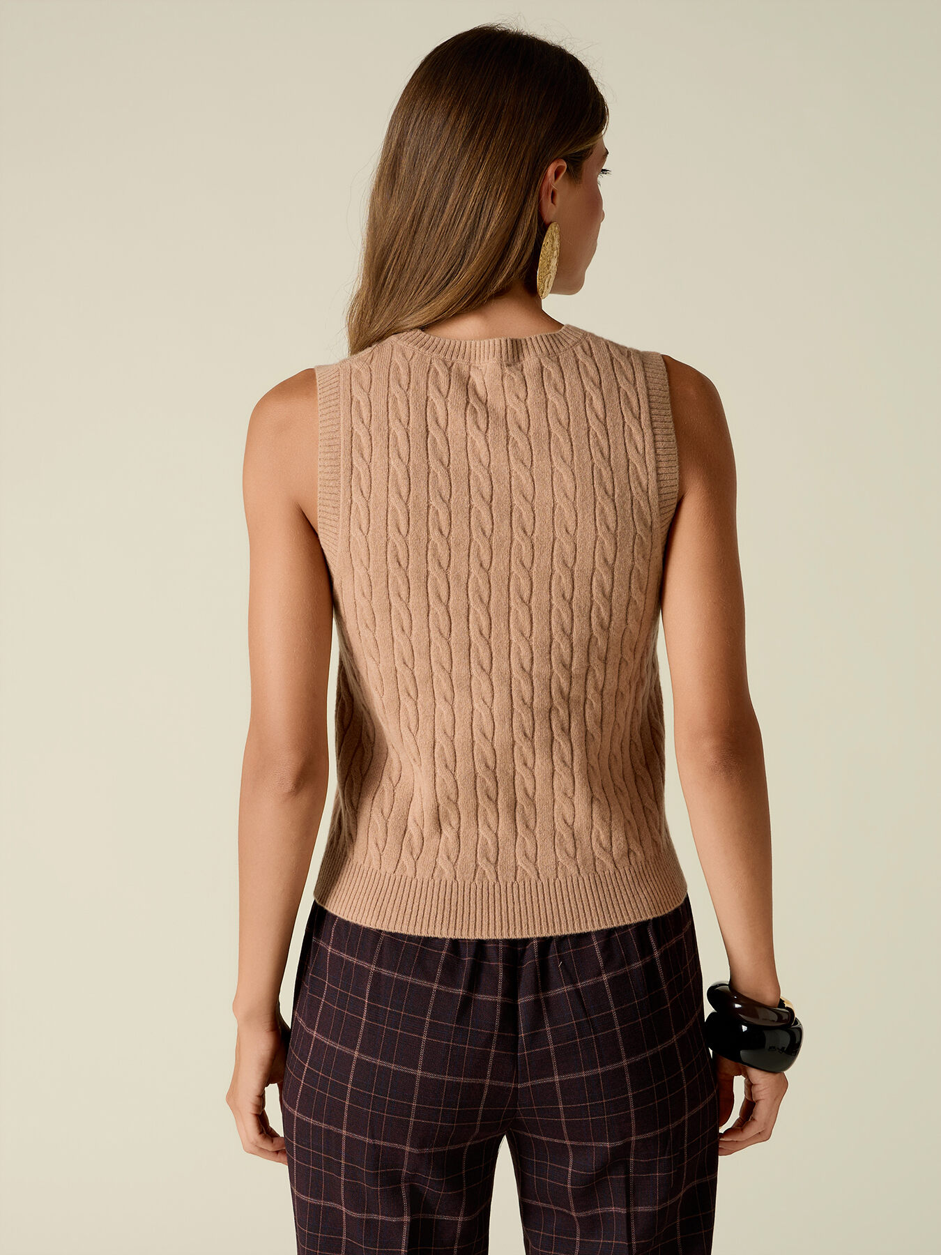 Sleeveless cable-knit sweater in wool/cashmere image number 1