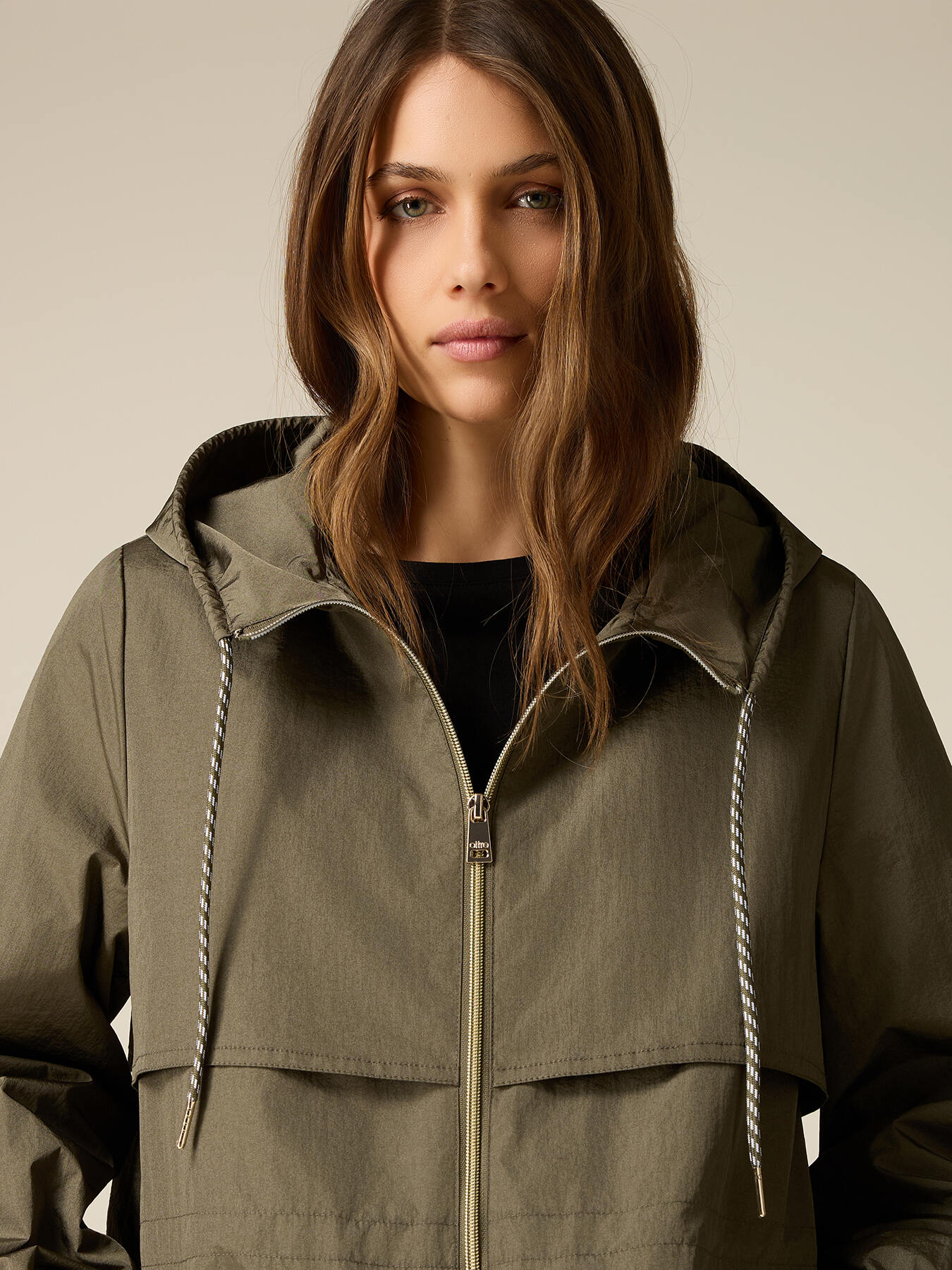 Parka con cremallera y capucha image number 2